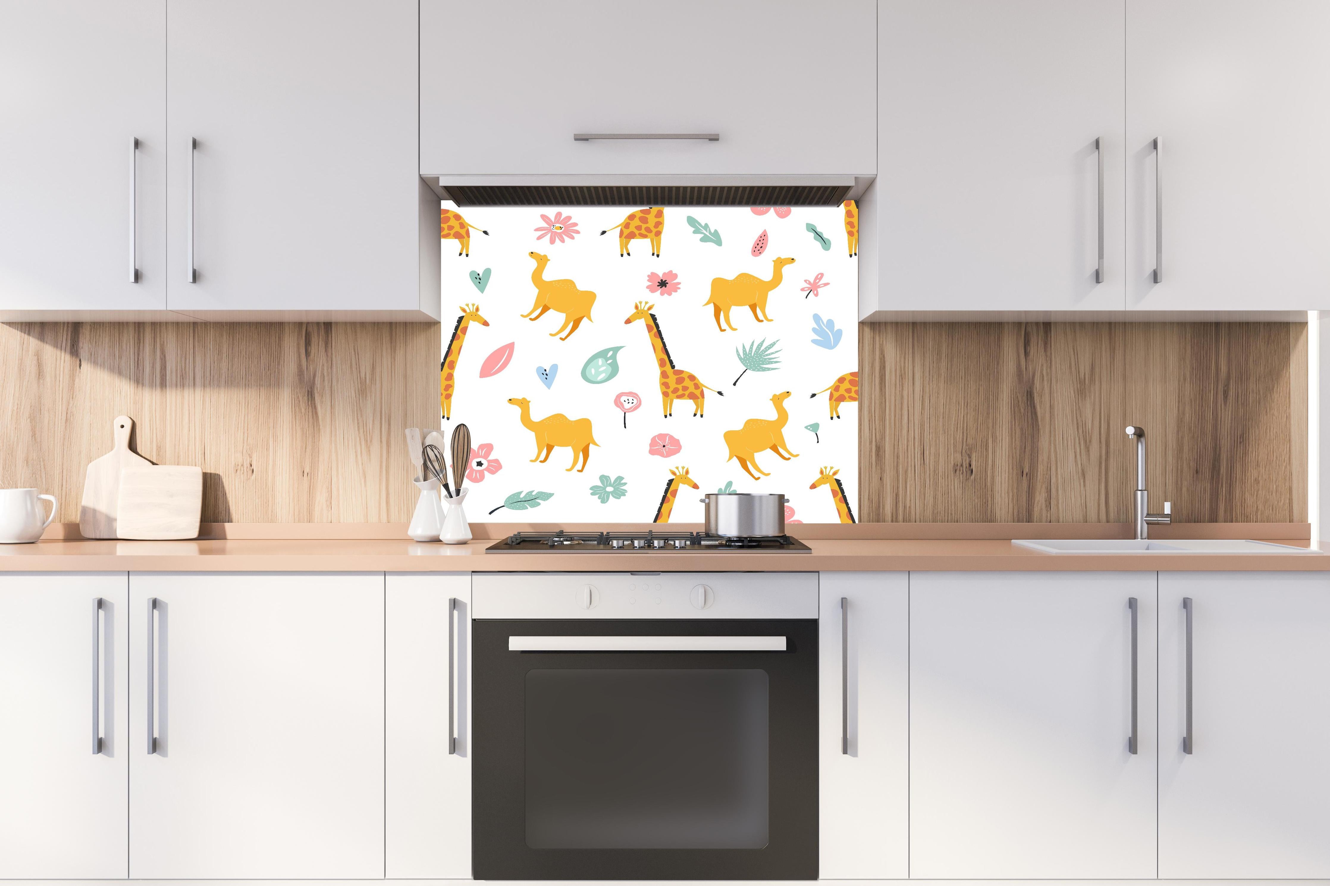 Spritzschutz - Kindermuster mit Giraffen und Blumen hinter einem Cerankochfeld zwischen Holz-Kochutensilien
