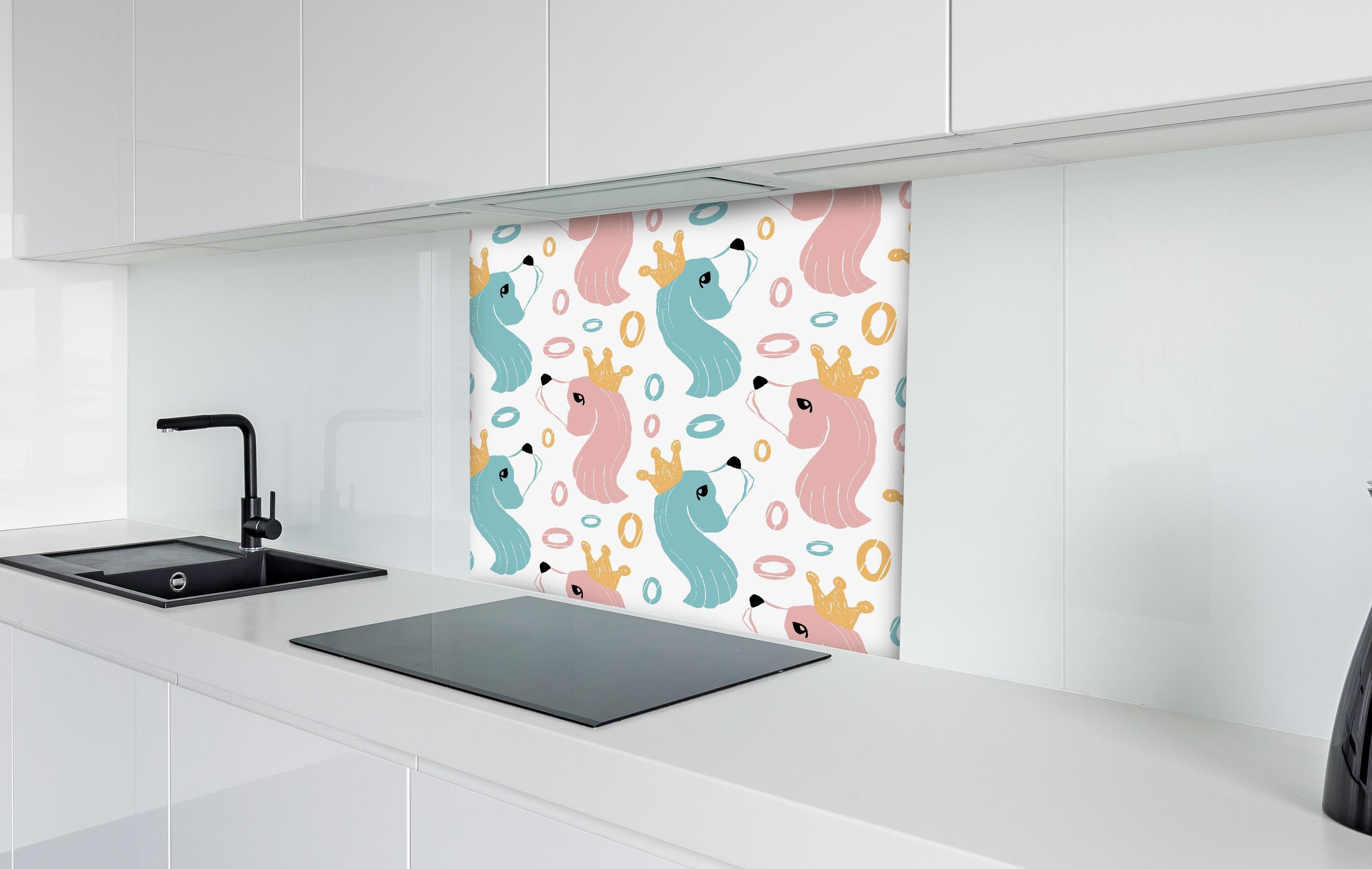 Spritzschutz - Kindliches Einhorn-Motiv mit Kronen hinter einem Cerankochfeld zwischen Holz-Kochutensilien
