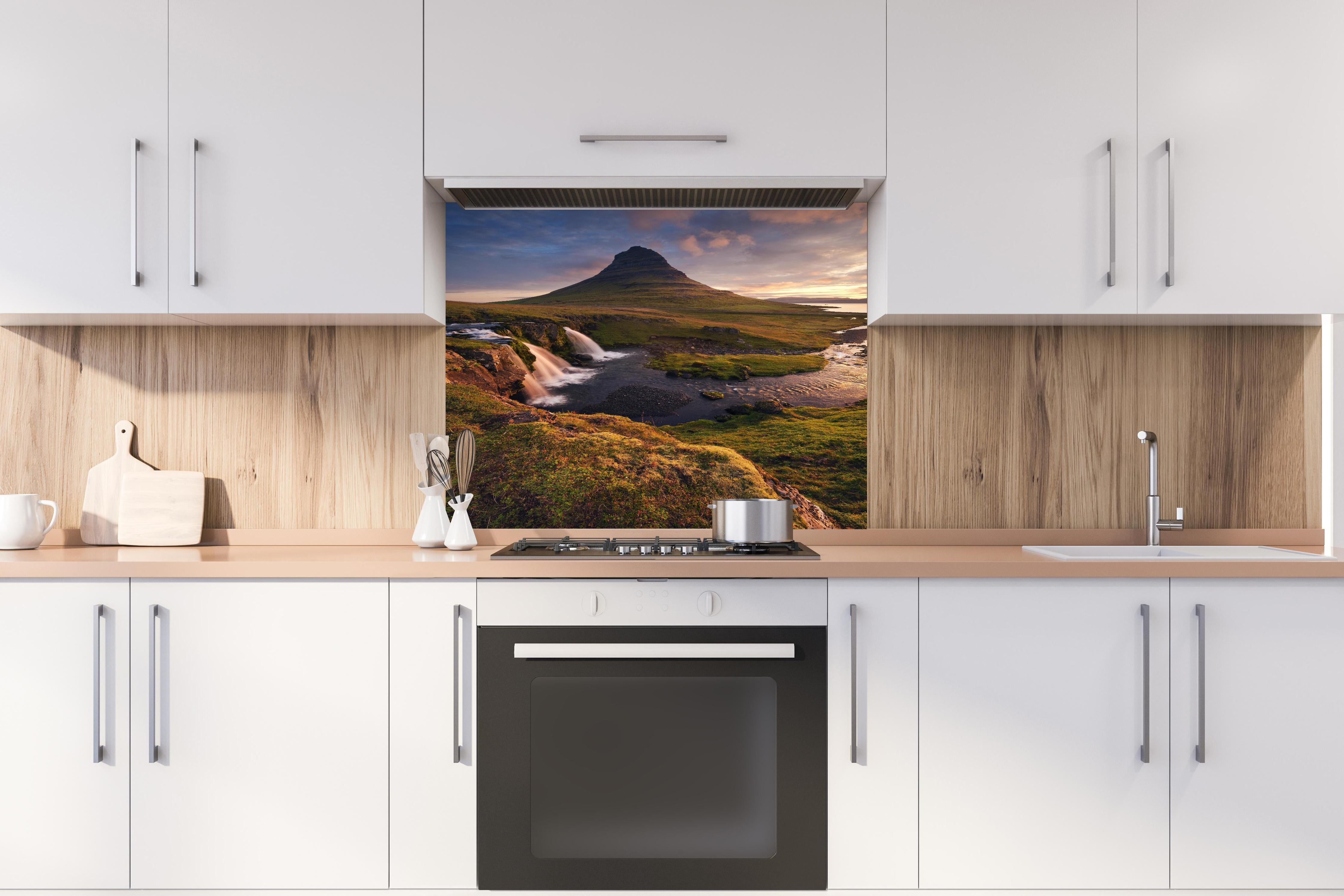 Spritzschutz - Kirkjufell Wasserfall Island Morgendämmerung hinter einem Cerankochfeld zwischen Holz-Kochutensilien

