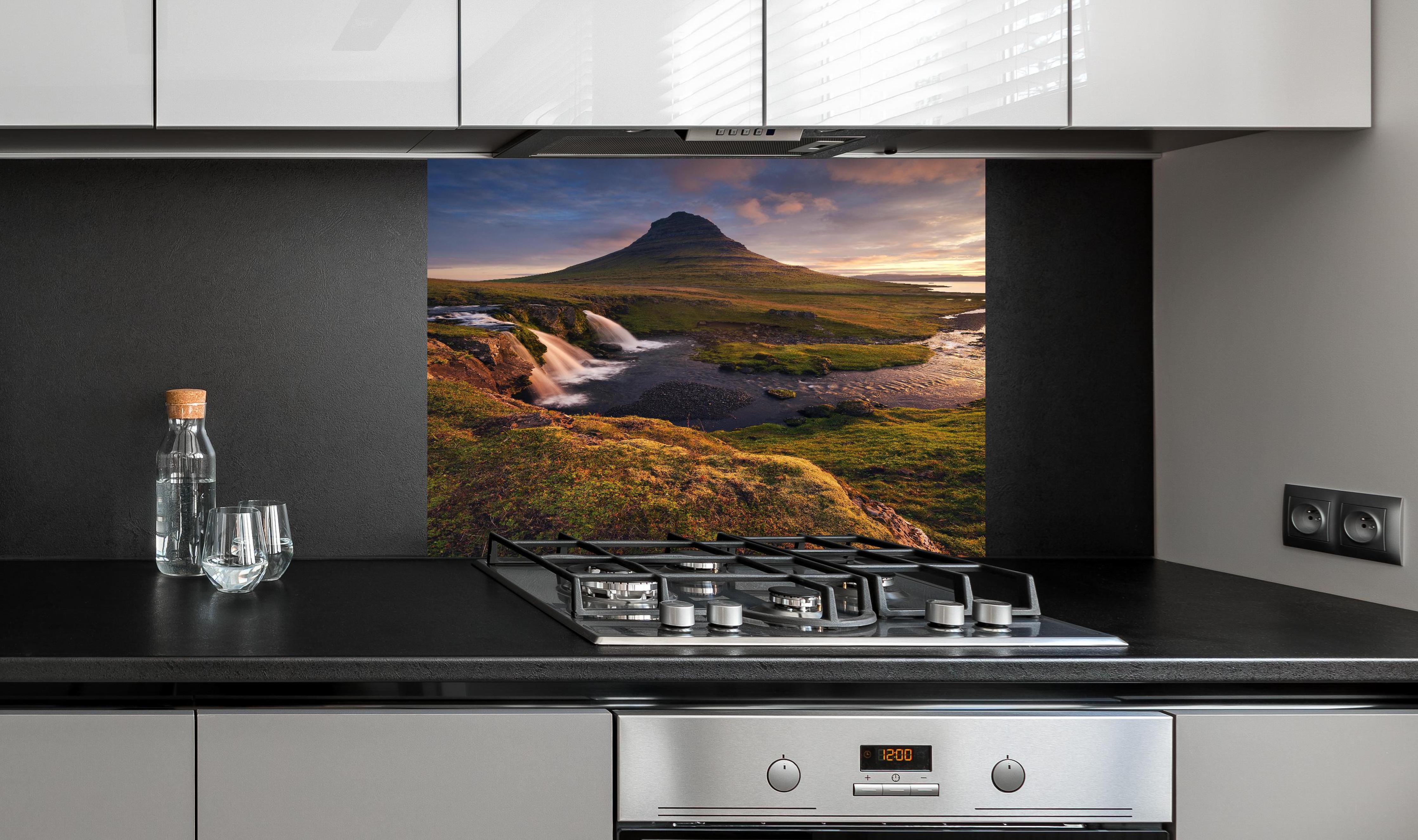 Spritzschutz - Kirkjufell Wasserfall Island Morgendämmerung hinter einem Cerankochfeld zwischen Holz-Kochutensilien
