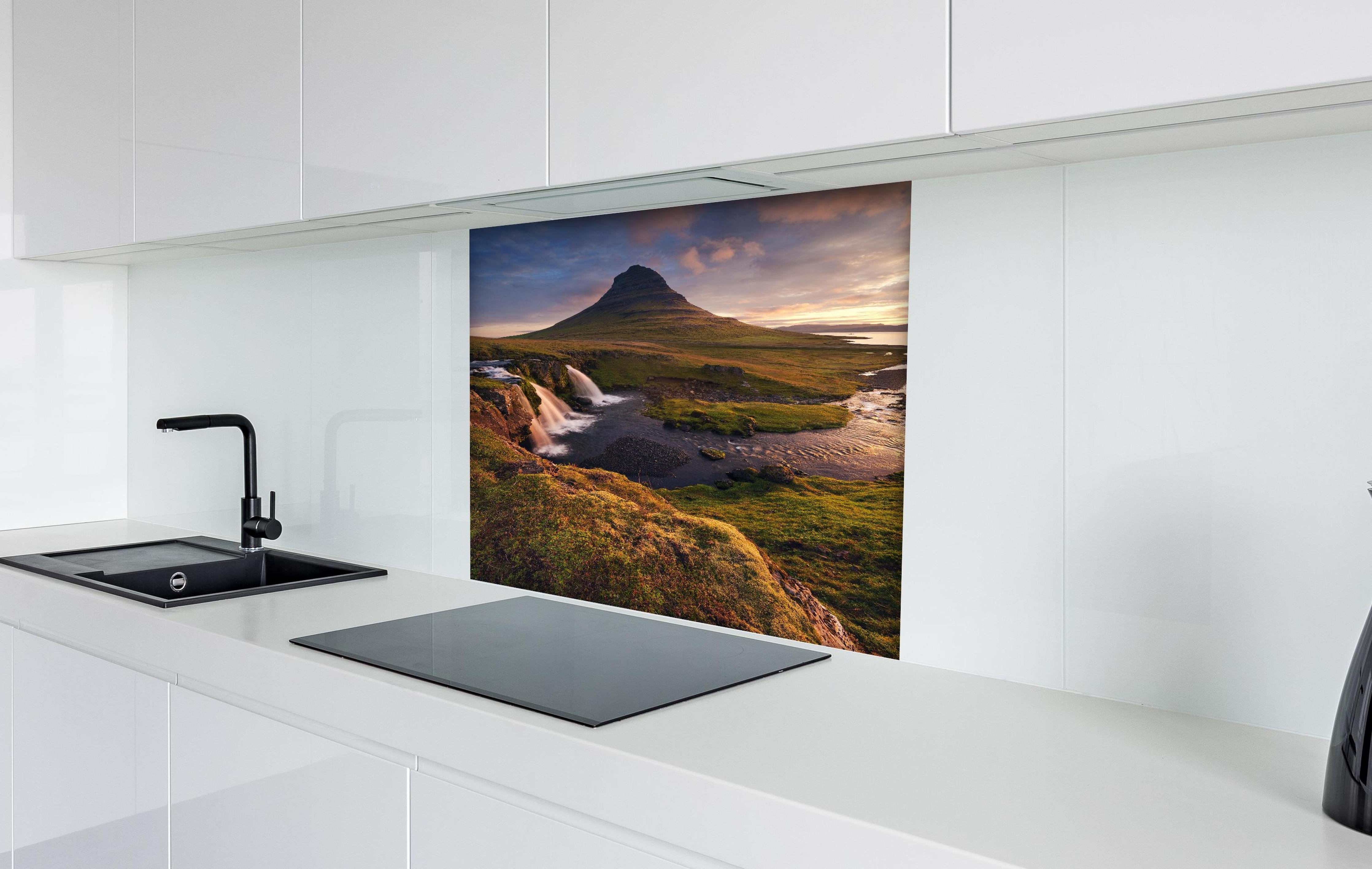 Spritzschutz - Kirkjufell Wasserfall Island Morgendämmerung hinter einem Cerankochfeld zwischen Holz-Kochutensilien
