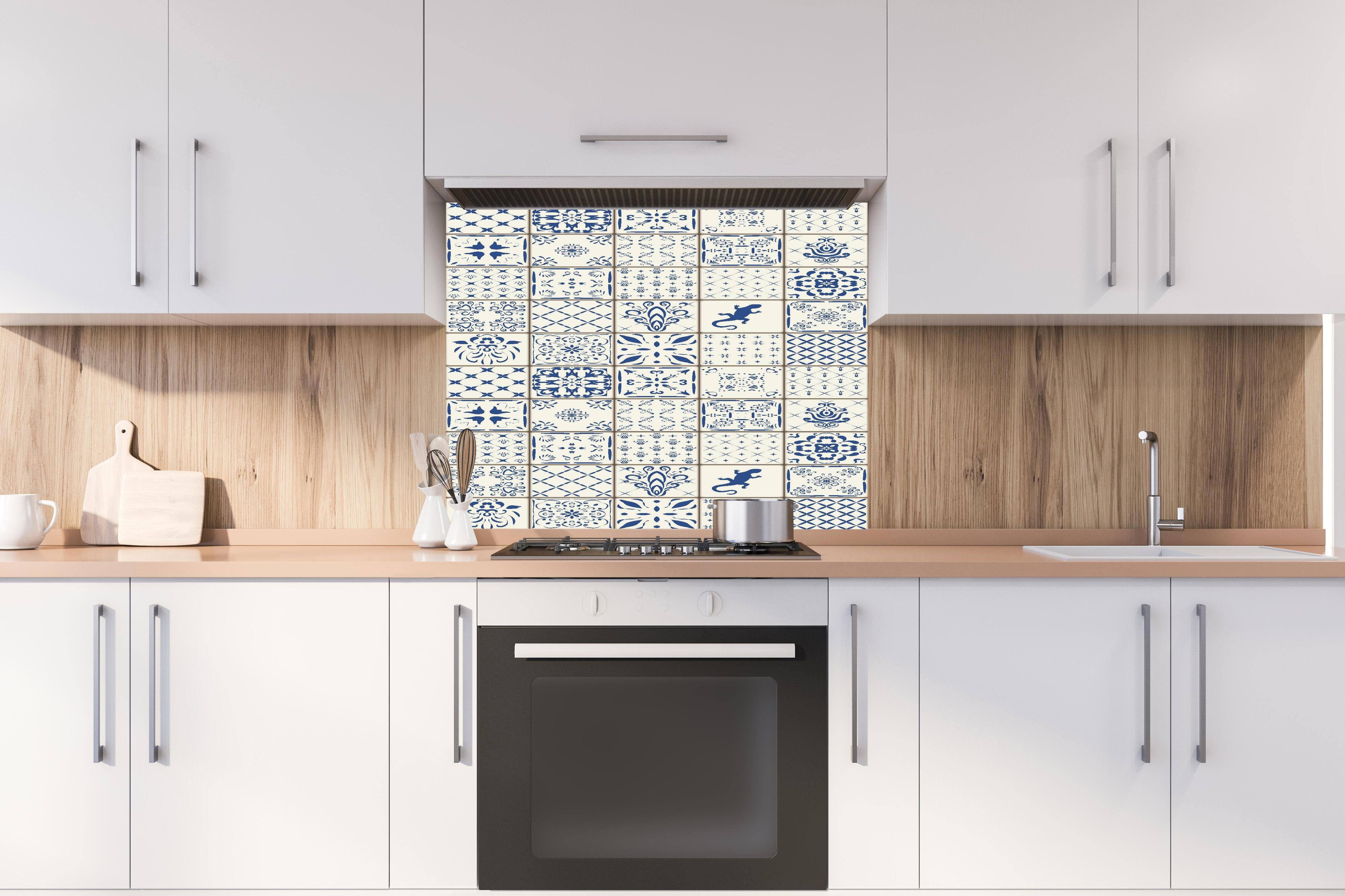 Spritzschutz - Klassische Azulejo Keramikfliesen Design hinter einem Cerankochfeld zwischen Holz-Kochutensilien
