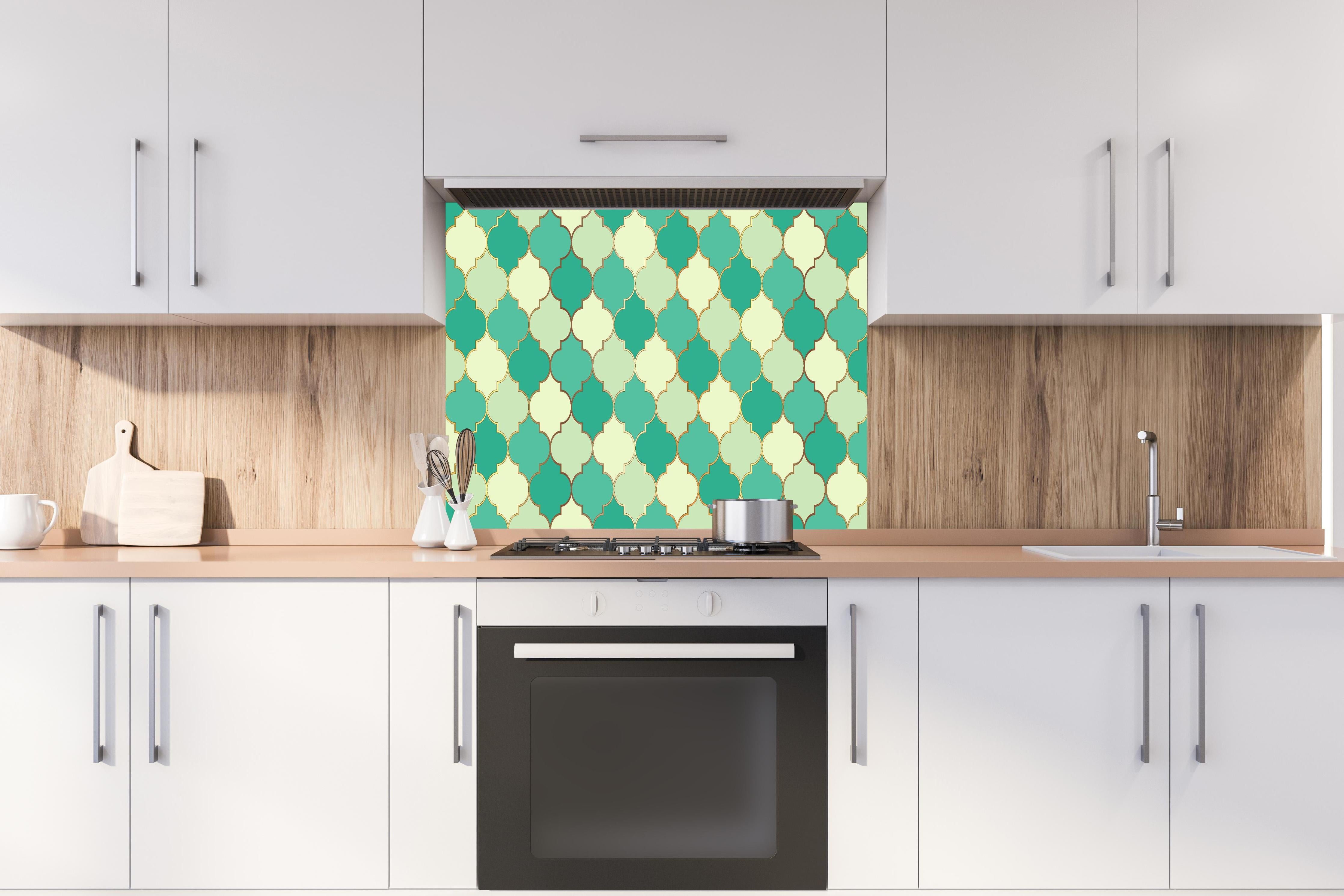 Spritzschutz - Königliche Wandverzierung hinter einem Cerankochfeld zwischen Holz-Kochutensilien
