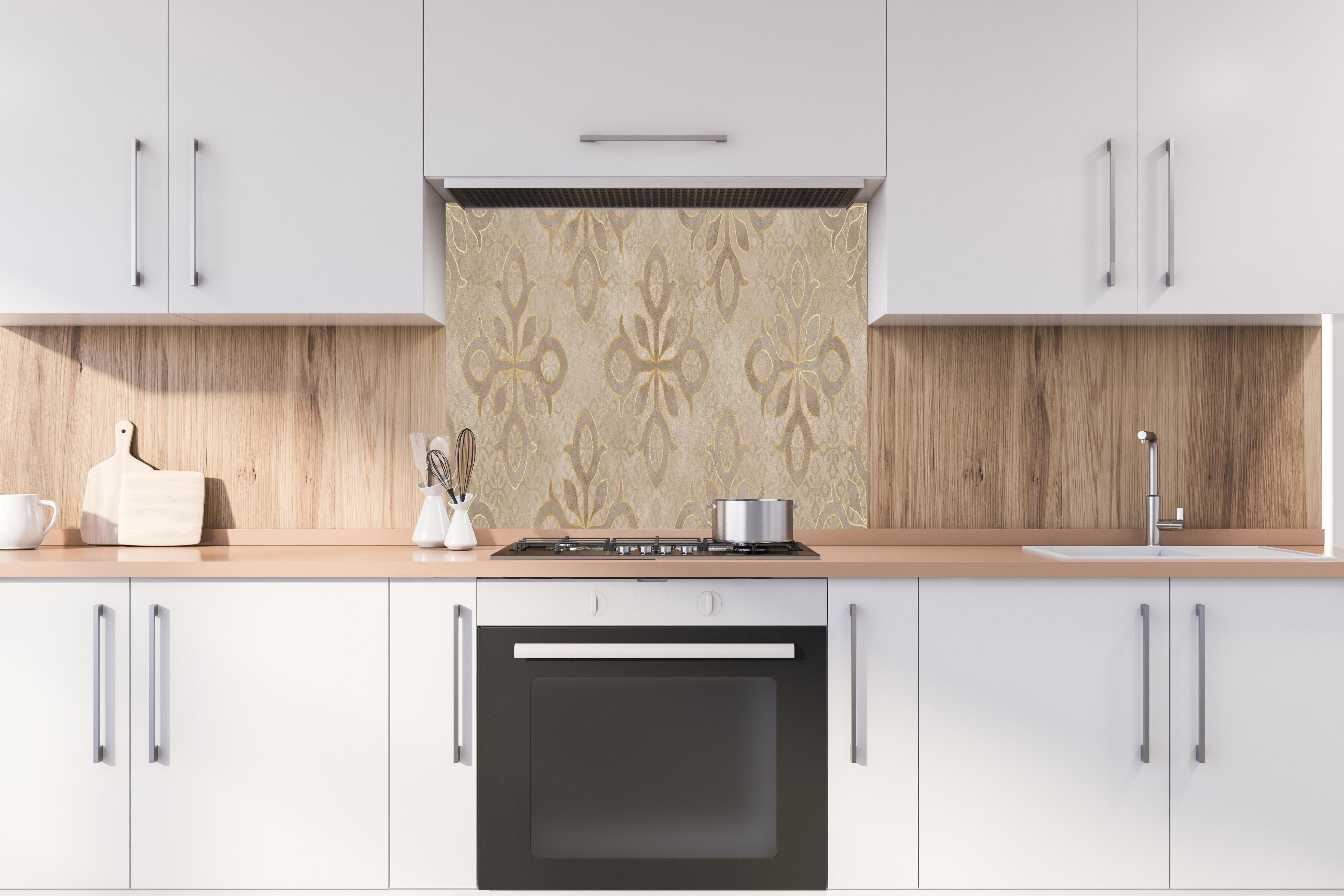 Spritzschutz - Königliches Ornament Muster  hinter einem Cerankochfeld zwischen Holz-Kochutensilien
