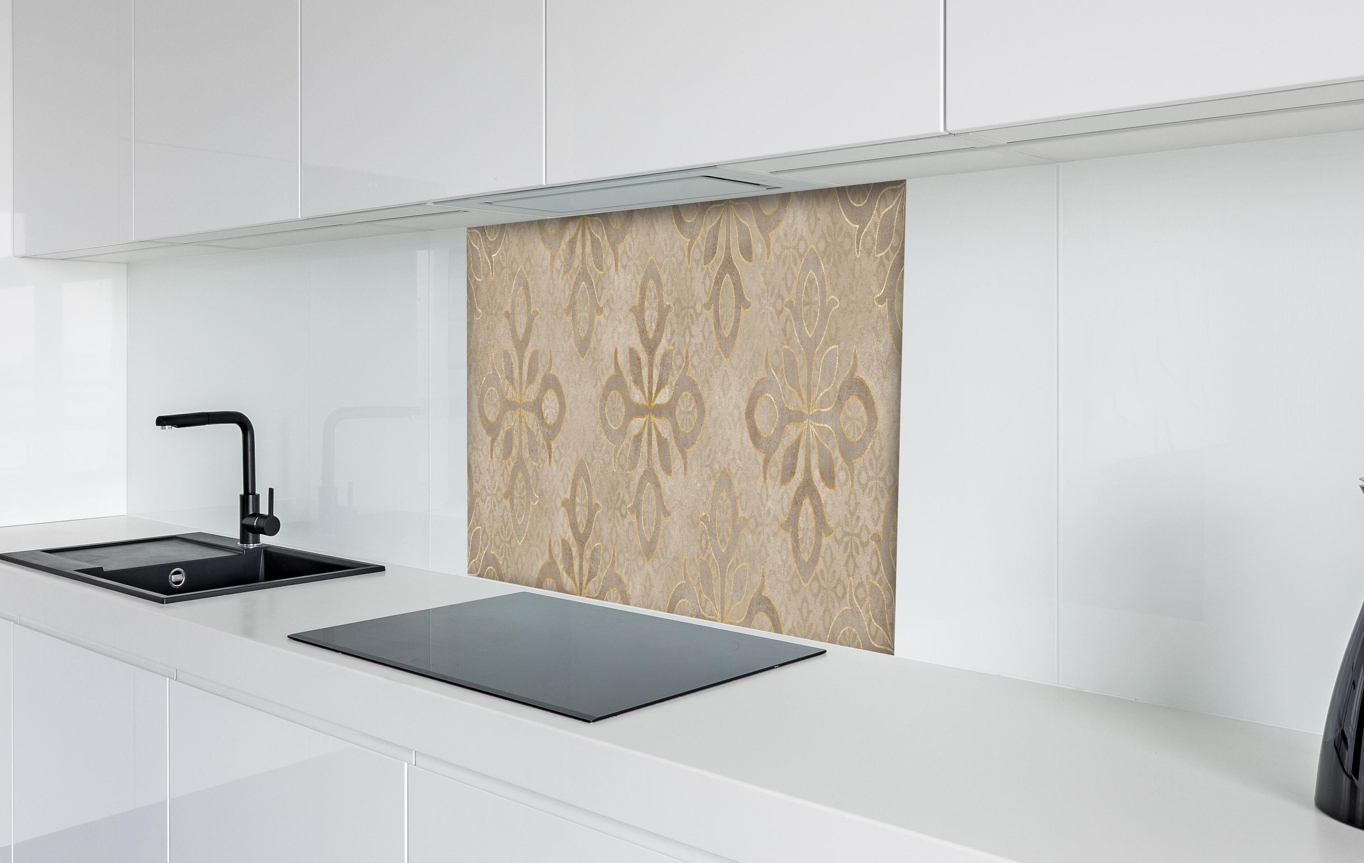 Spritzschutz - Königliches Ornament Muster  hinter einem Cerankochfeld zwischen Holz-Kochutensilien
