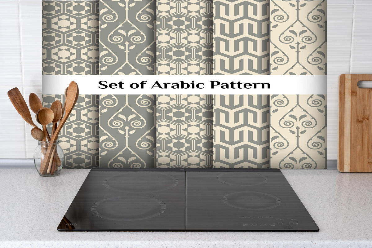 Spritzschutz - Kollektion Arabischer Muster in Grau hinter einem Cerankochfeld zwischen Holz-Kochutensilien
