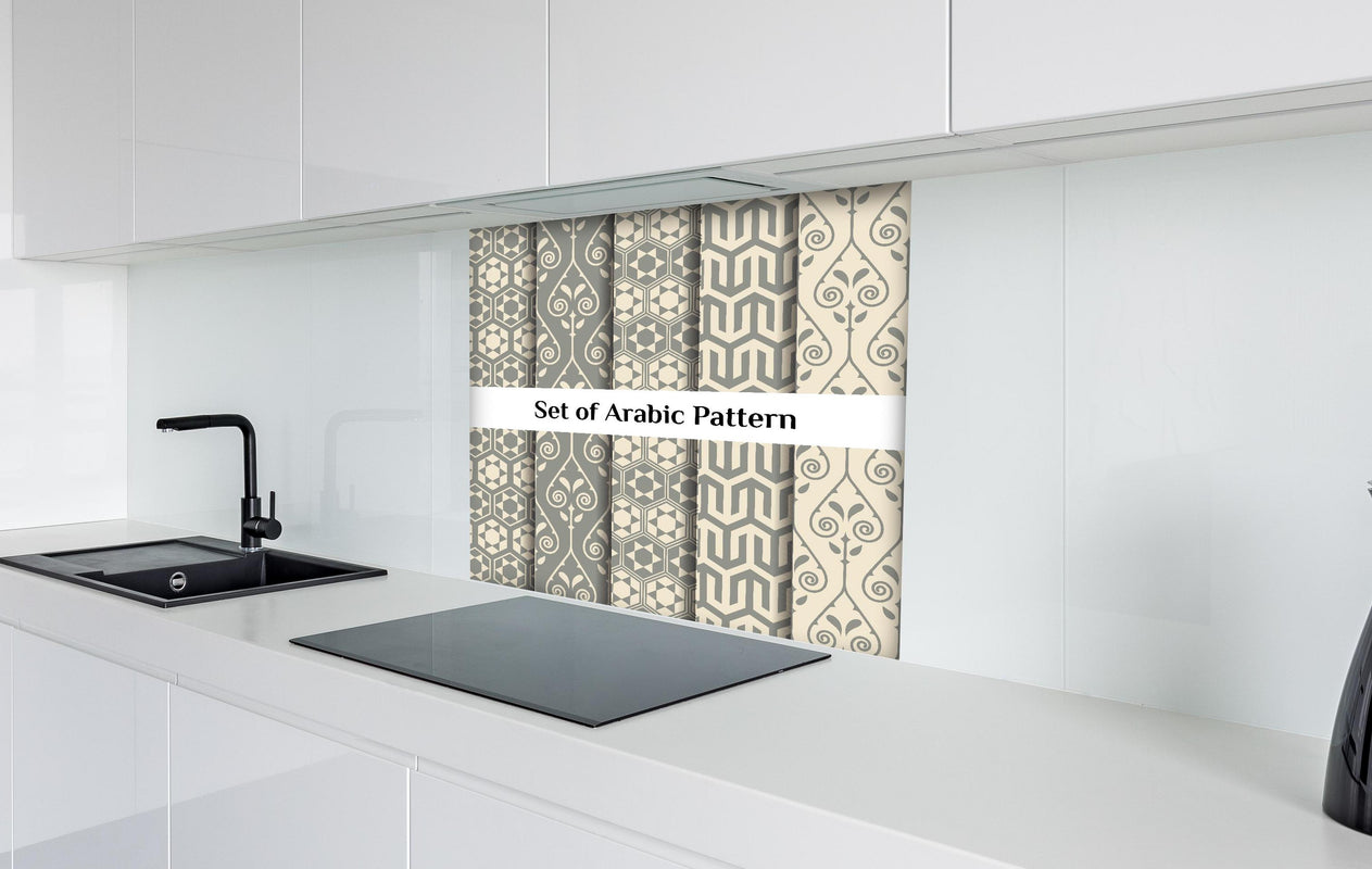 Spritzschutz - Kollektion Arabischer Muster in Grau hinter einem Cerankochfeld zwischen Holz-Kochutensilien
