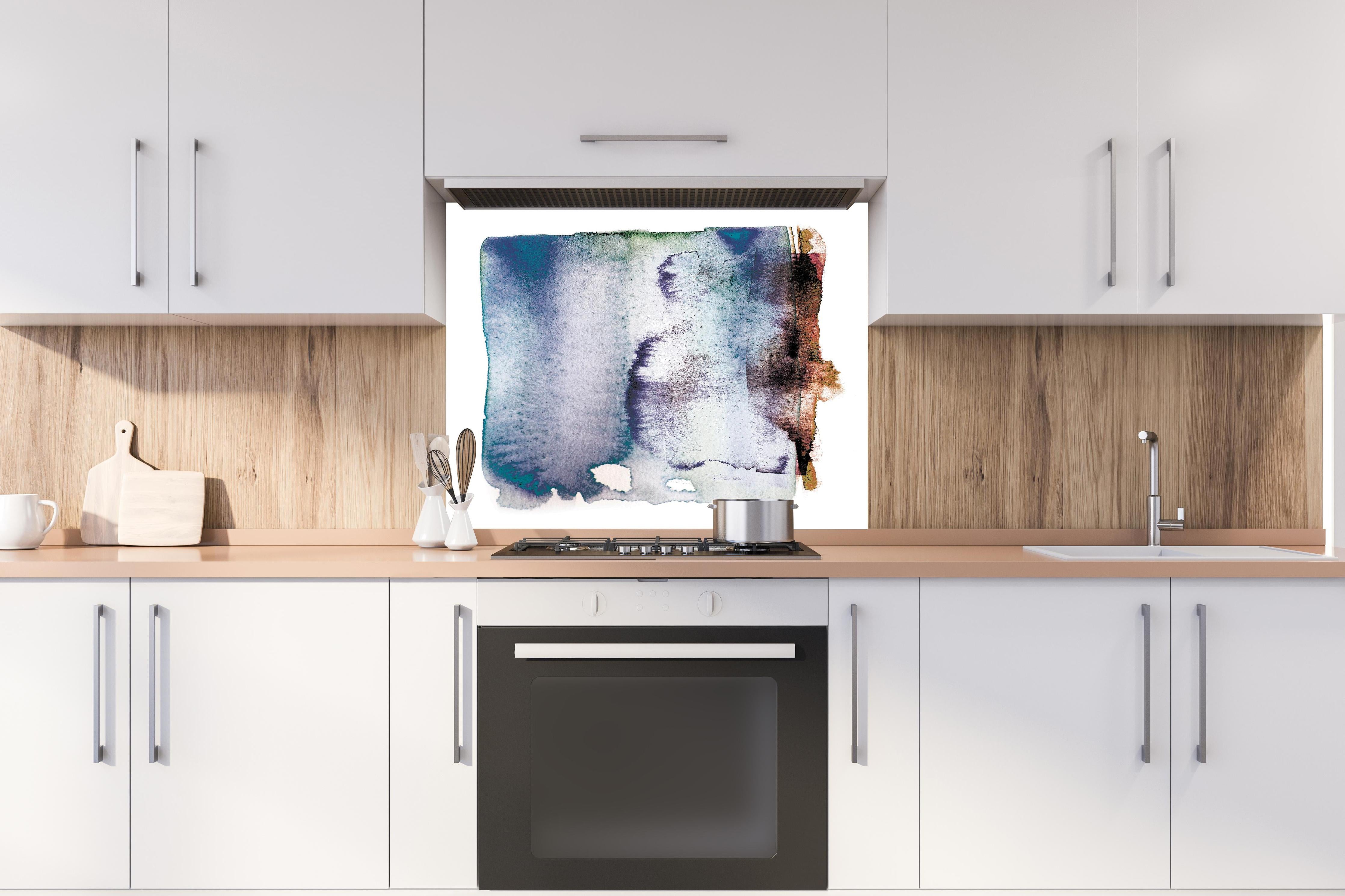 Spritzschutz - Kosmische Blau-Weiße Aquarellmalerei hinter einem Cerankochfeld zwischen Holz-Kochutensilien
