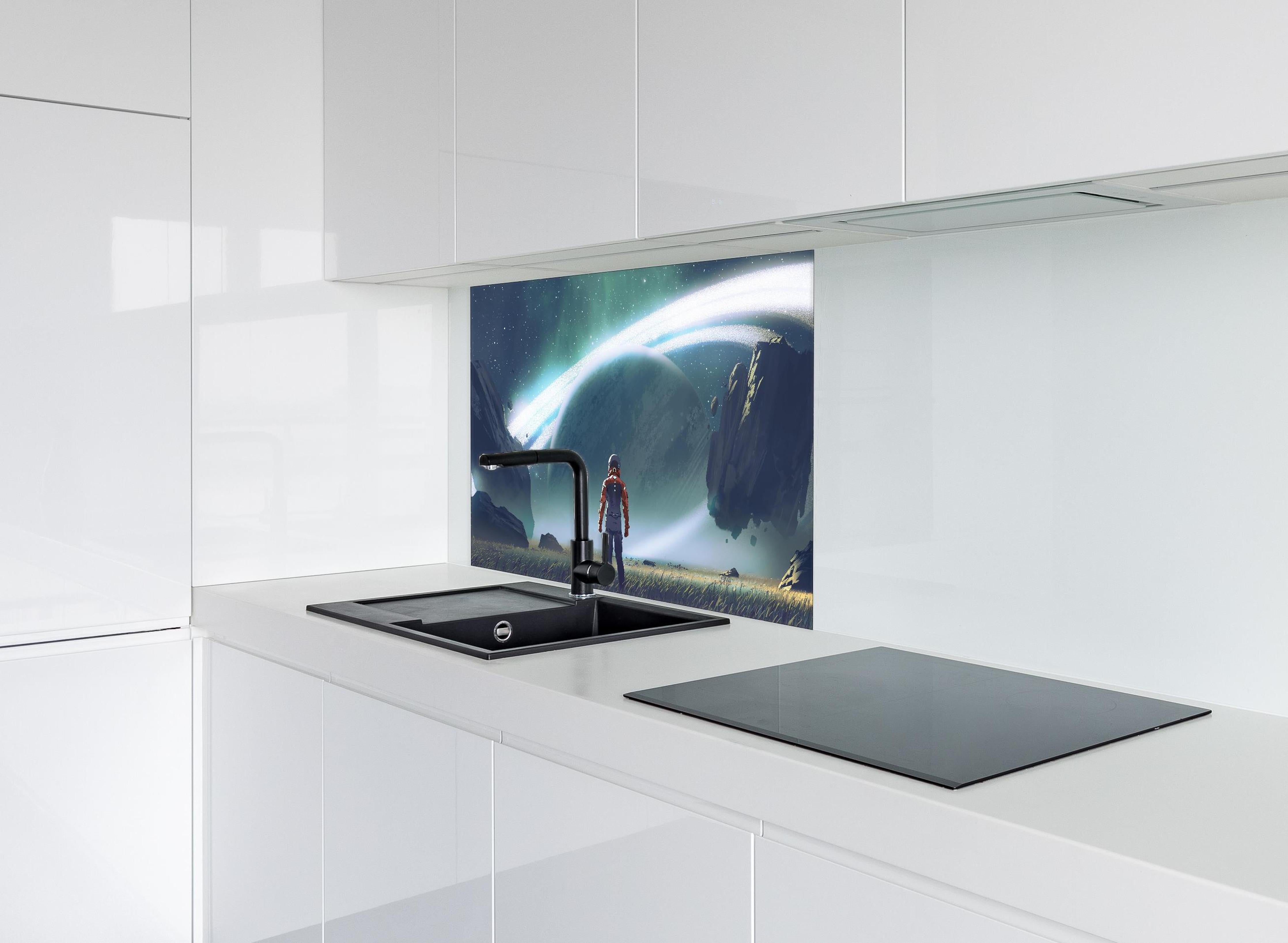 Spritzschutz - Kosmischer Astronaut beim Planetenblick hinter einem Cerankochfeld zwischen Holz-Kochutensilien
