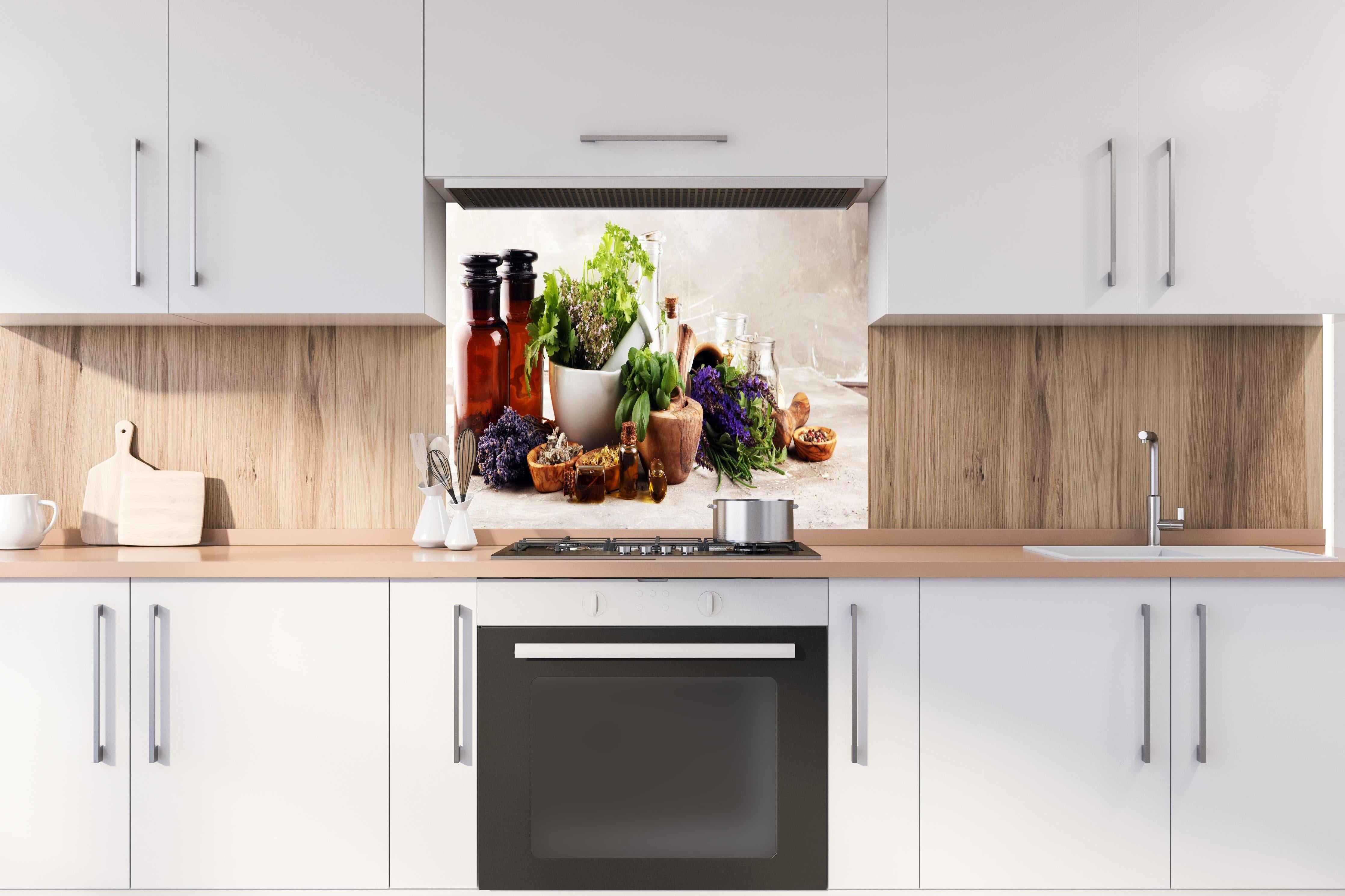Spritzschutz - Kräuter- & Aromatherapie hinter einem Cerankochfeld zwischen Holz-Kochutensilien
