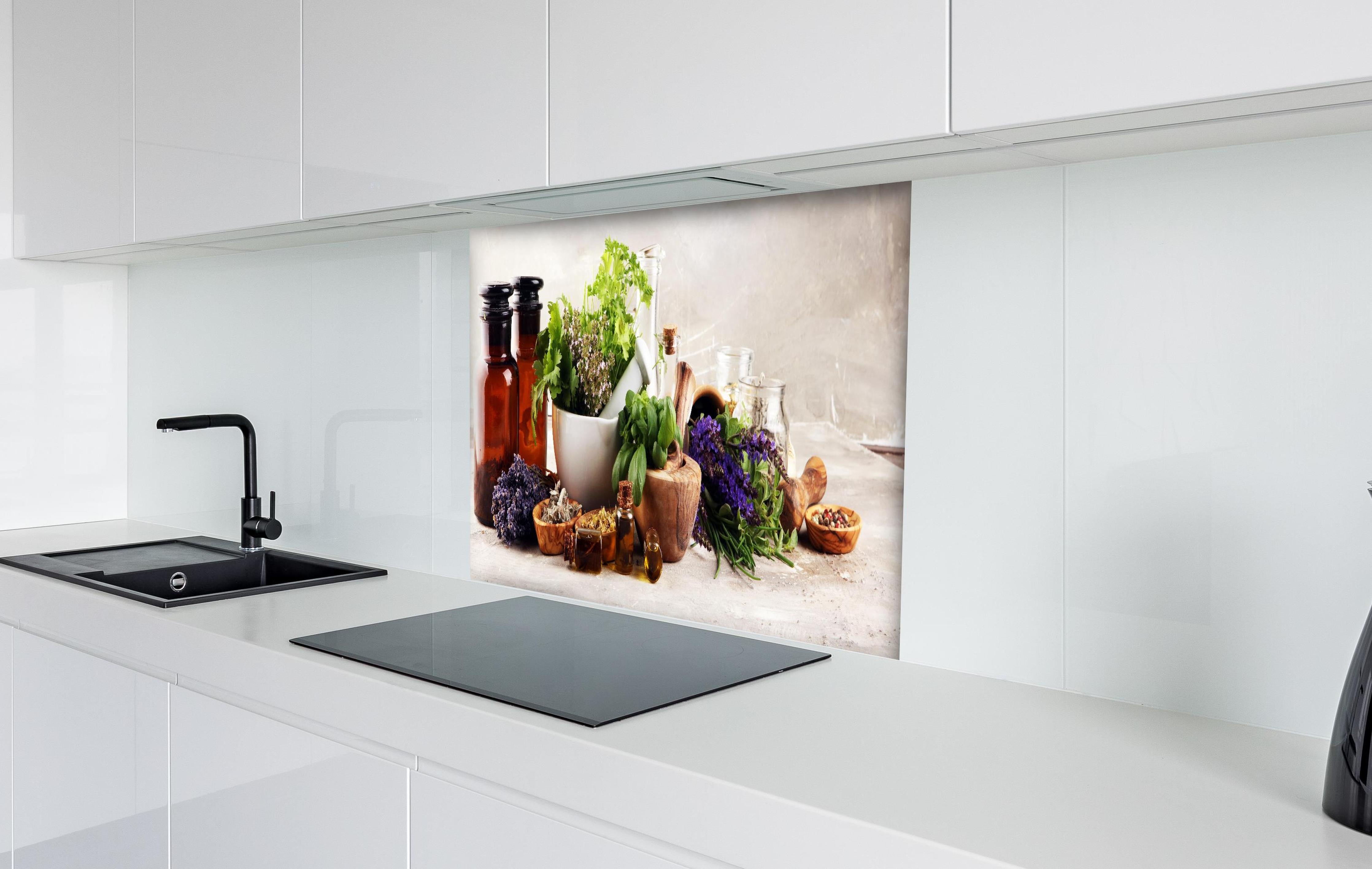 Spritzschutz - Kräuter- & Aromatherapie hinter einem Cerankochfeld zwischen Holz-Kochutensilien
