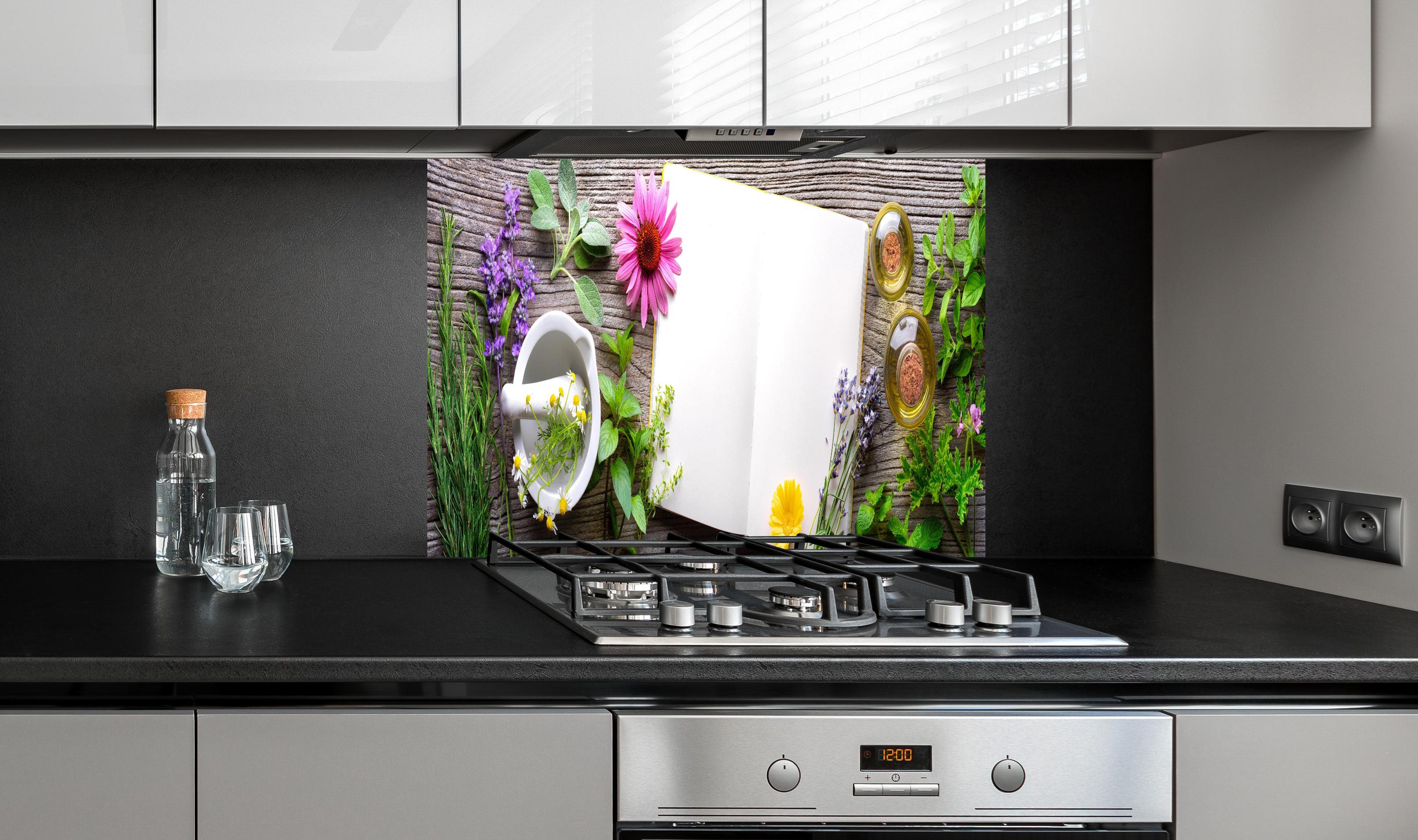 Spritzschutz - Kräuter & Blumen hinter einem Cerankochfeld zwischen Holz-Kochutensilien
