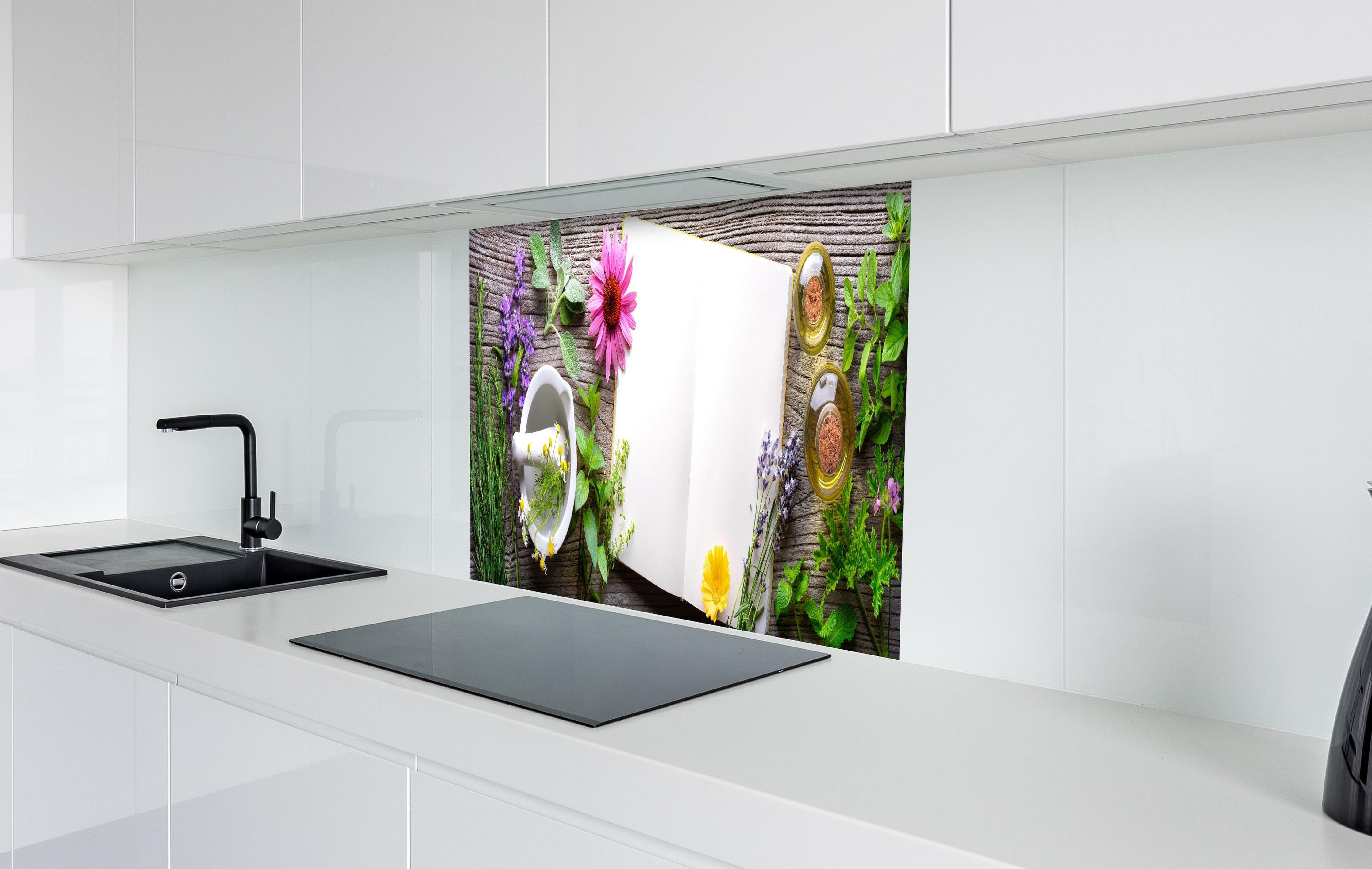 Spritzschutz - Kräuter & Blumen hinter einem Cerankochfeld zwischen Holz-Kochutensilien
