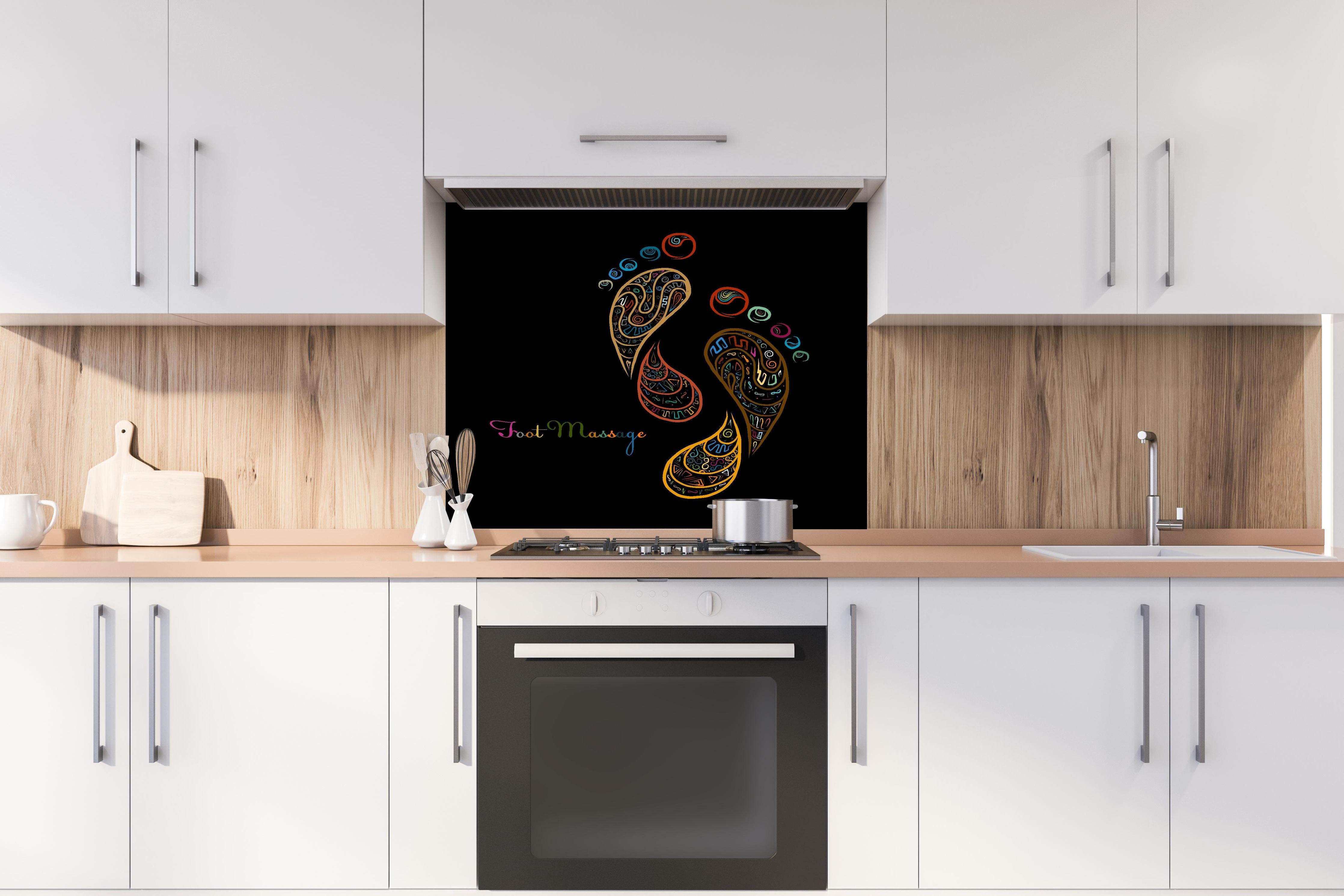 Spritzschutz - Kreative Fußreflexzonen Kunst Illustration hinter einem Cerankochfeld zwischen Holz-Kochutensilien
