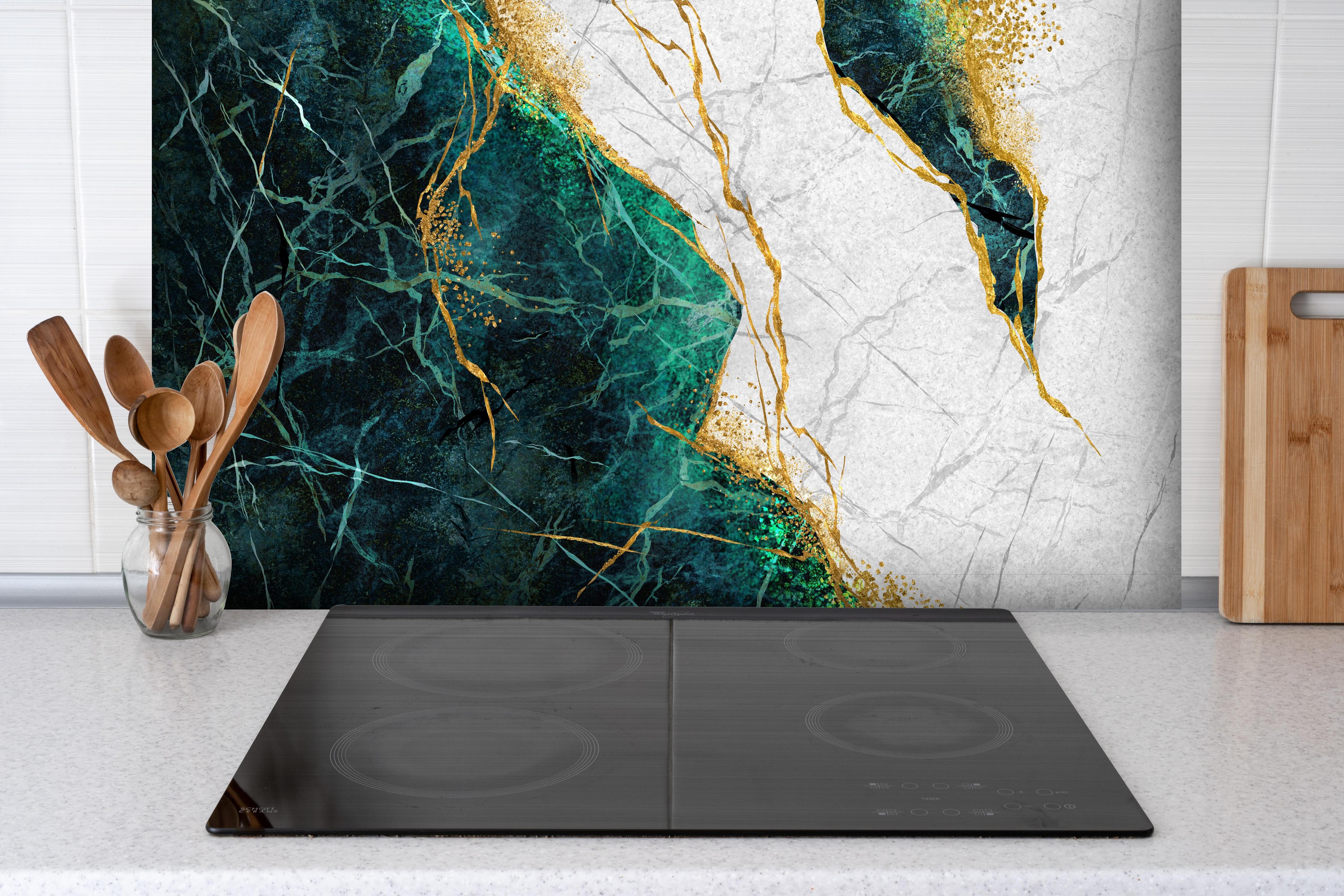 Spritzschutz - Kreative Marmor Textur - Luxus  hinter einem Cerankochfeld zwischen Holz-Kochutensilien
