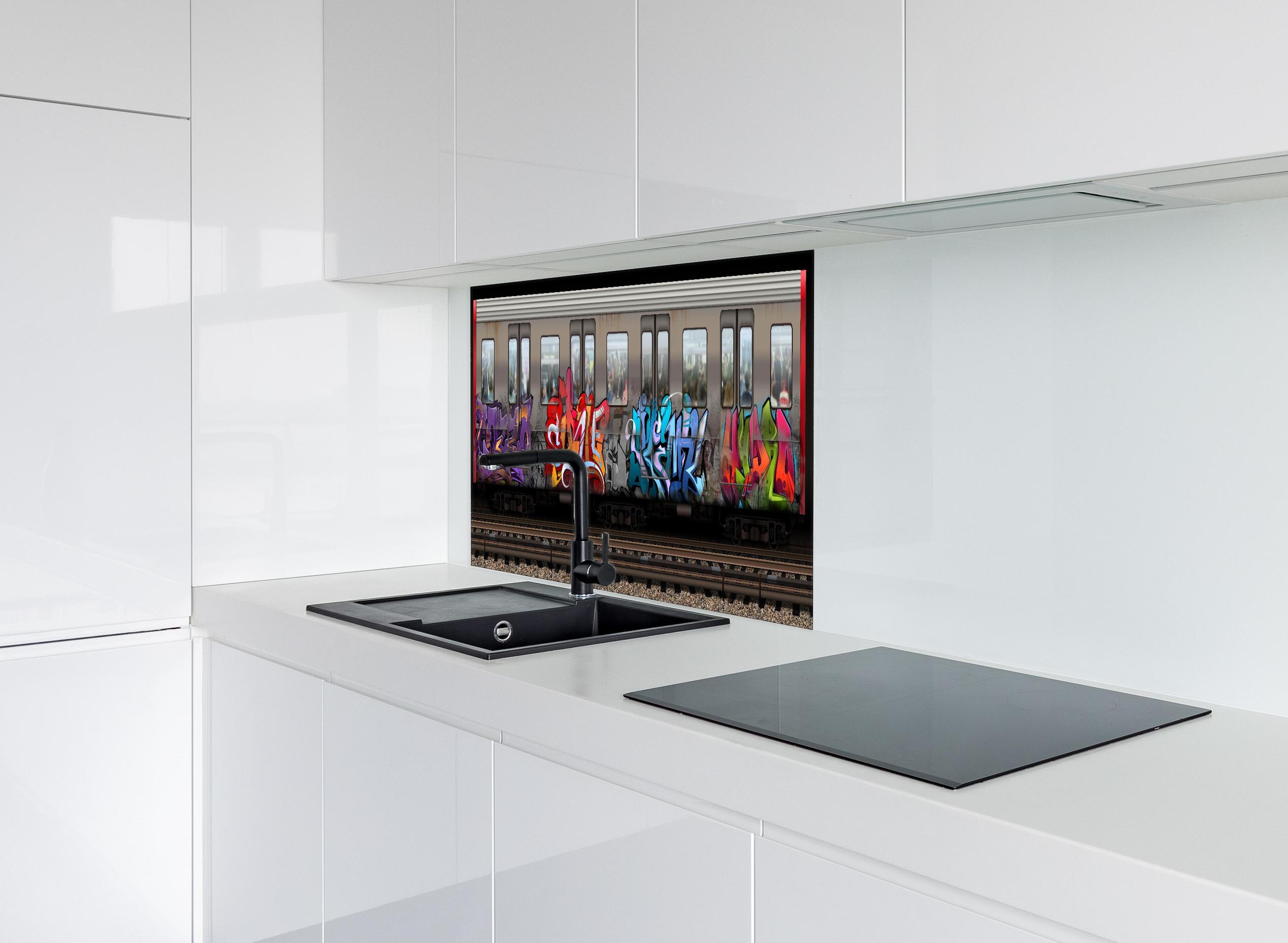 Spritzschutz - Kreativer Graffiti-Kunstzug auf Gleisen hinter einem Cerankochfeld zwischen Holz-Kochutensilien
