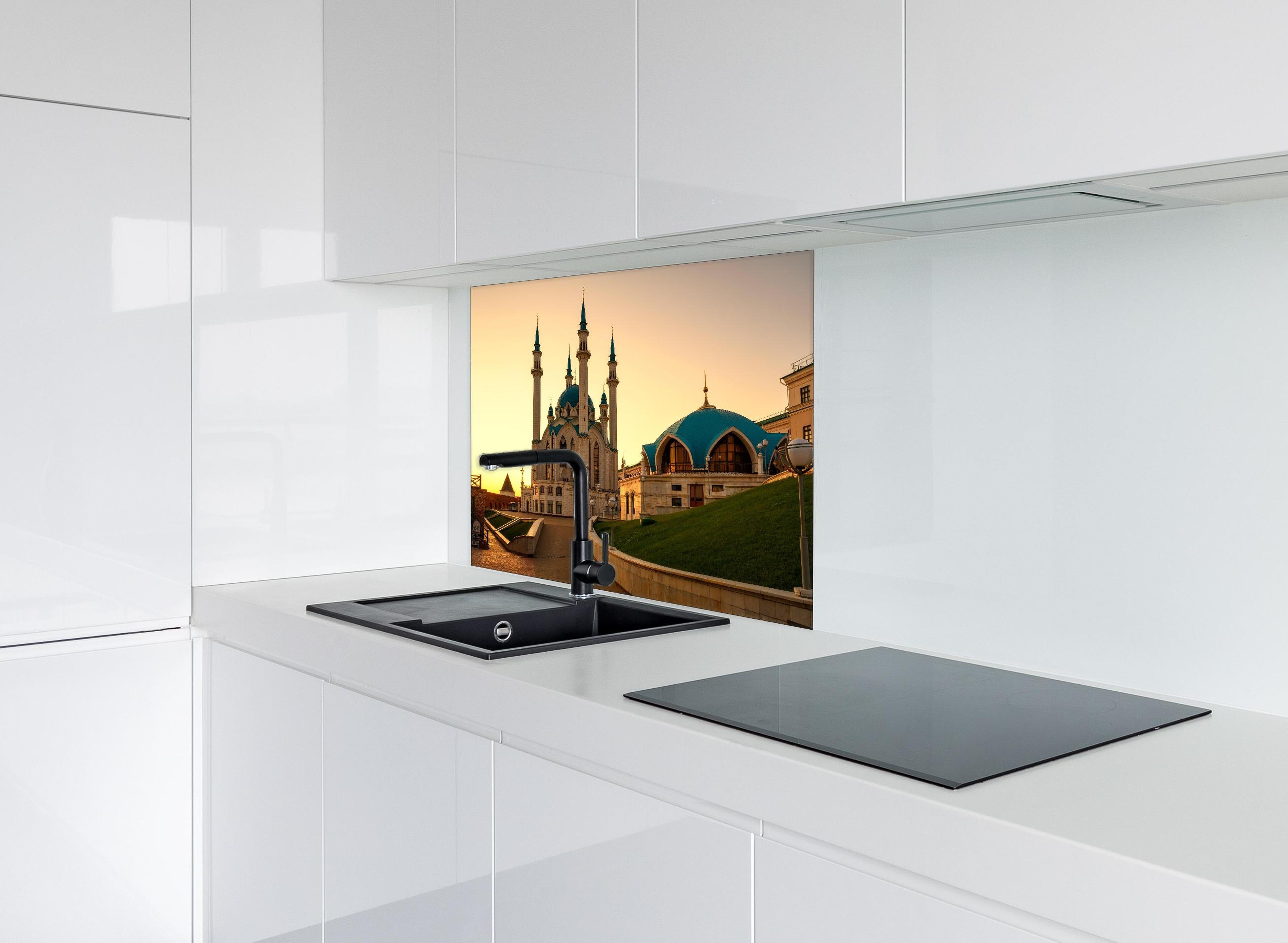 Spritzschutz - Kreml von Kasan bei Sonnenuntergang hinter einem Cerankochfeld zwischen Holz-Kochutensilien
