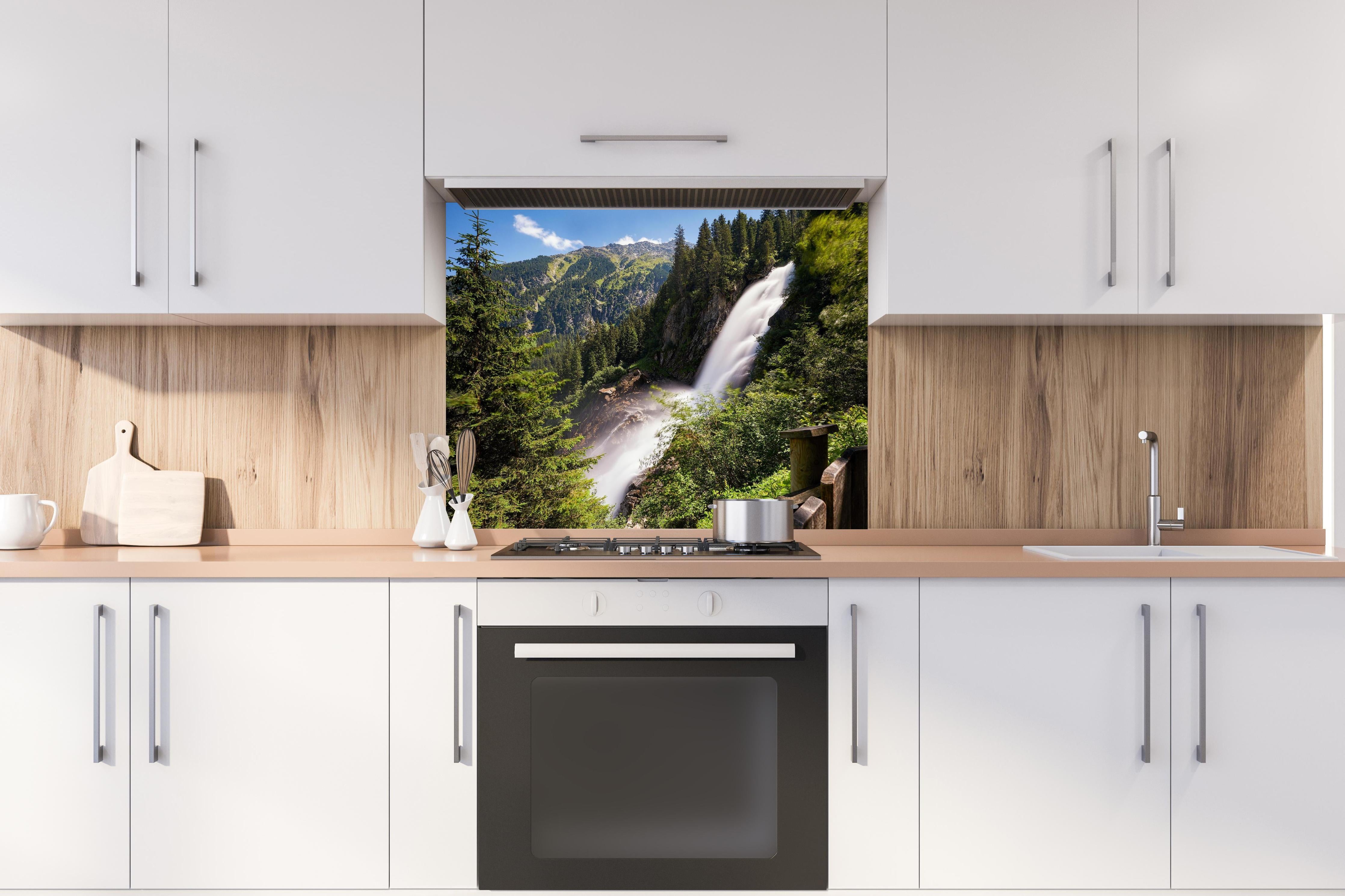 Spritzschutz - Krimmler Wasserfall hinter einem Cerankochfeld zwischen Holz-Kochutensilien
