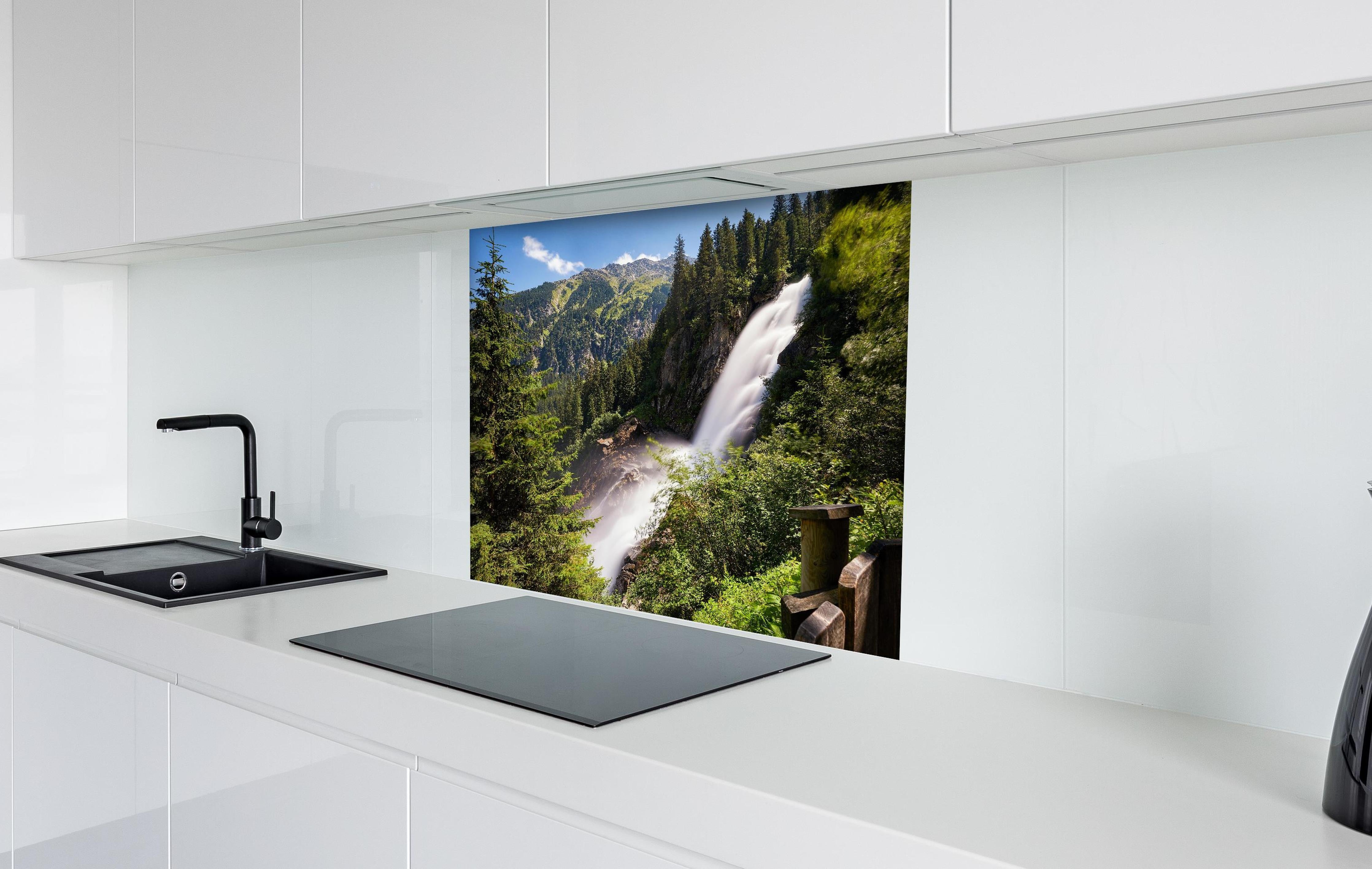 Spritzschutz - Krimmler Wasserfall hinter einem Cerankochfeld zwischen Holz-Kochutensilien
