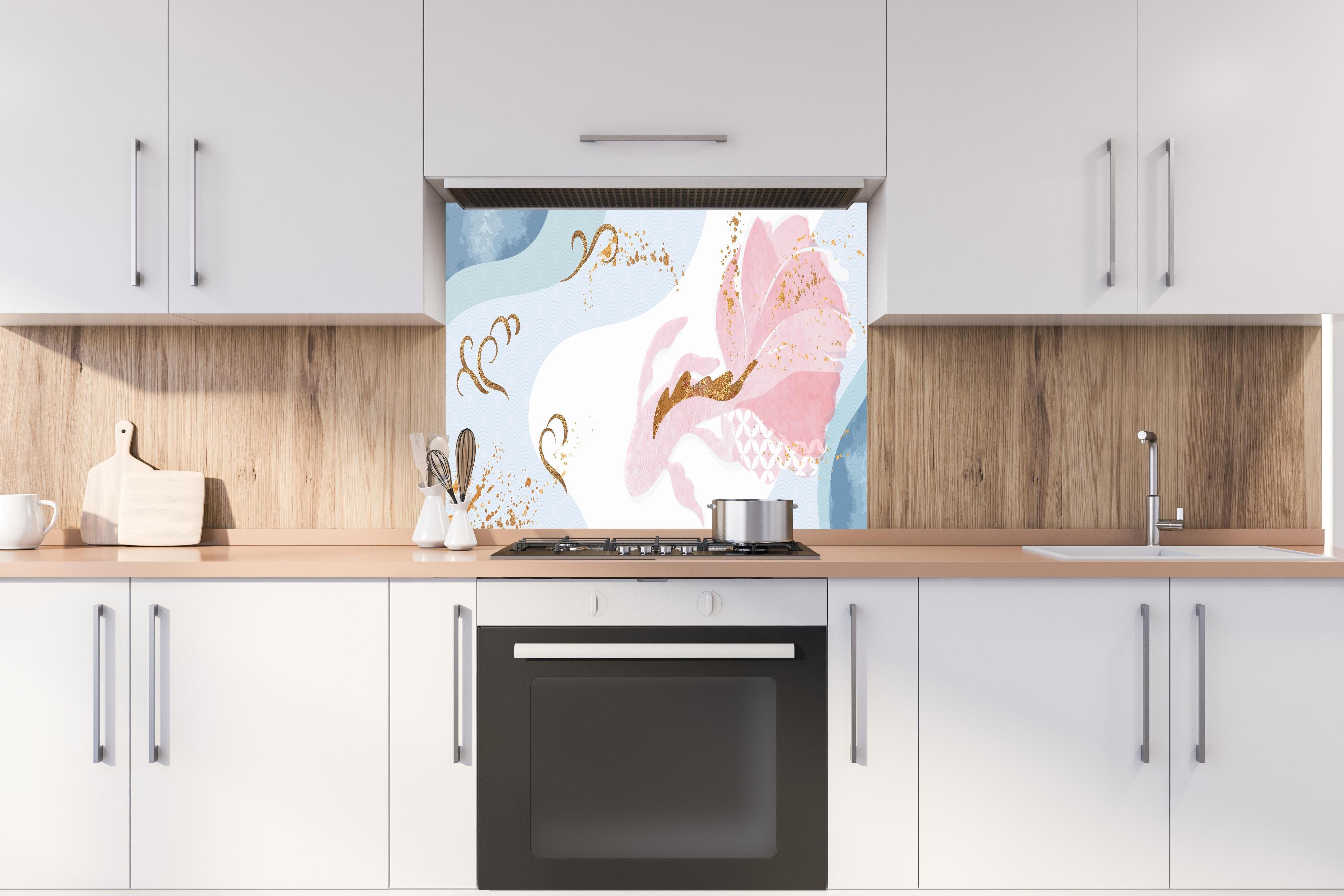 Spritzschutz - Künstlerische Blütenillustration Gold und Blau hinter einem Cerankochfeld zwischen Holz-Kochutensilien
