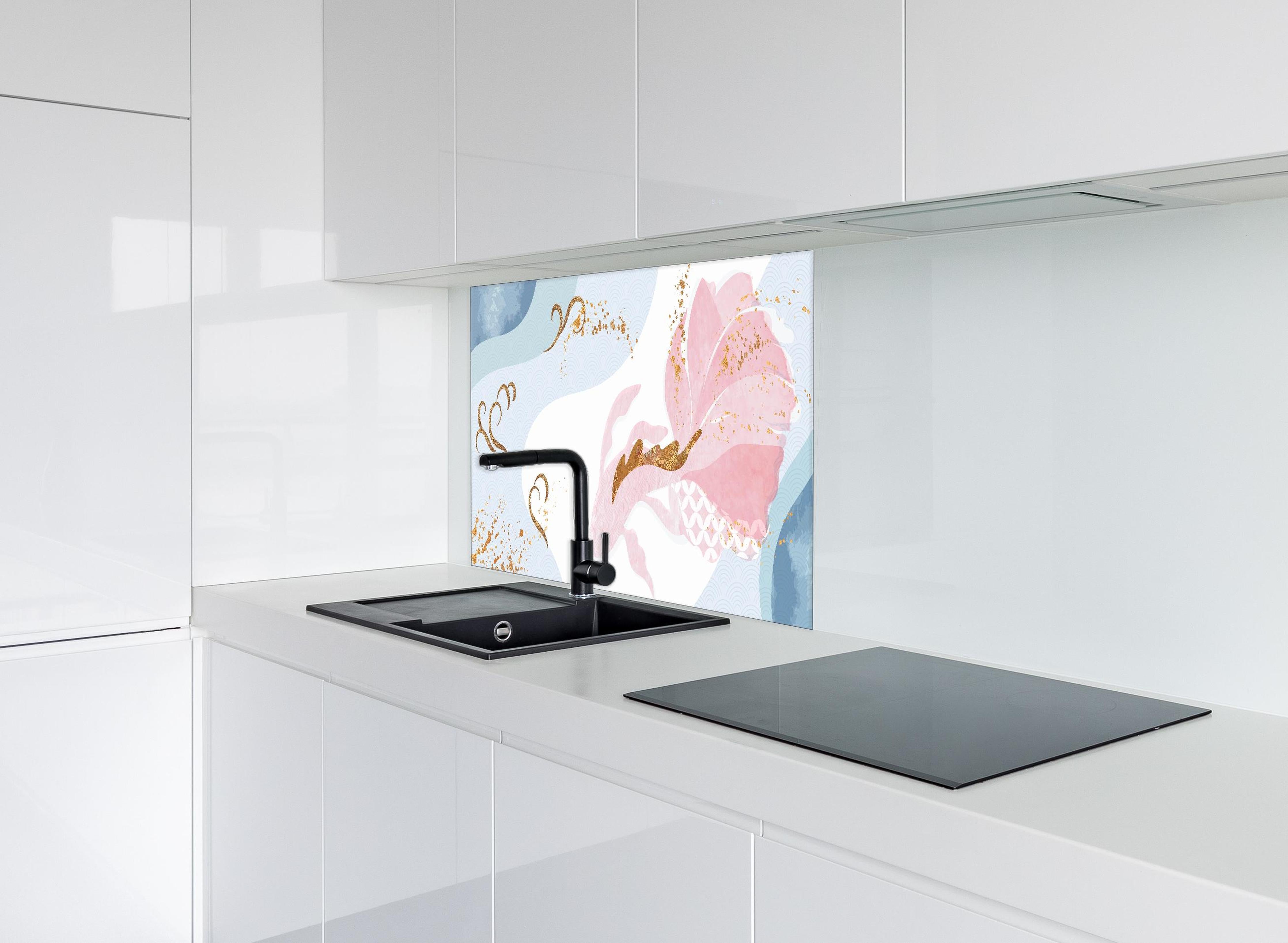 Spritzschutz - Künstlerische Blütenillustration Gold und Blau hinter einem Cerankochfeld zwischen Holz-Kochutensilien
