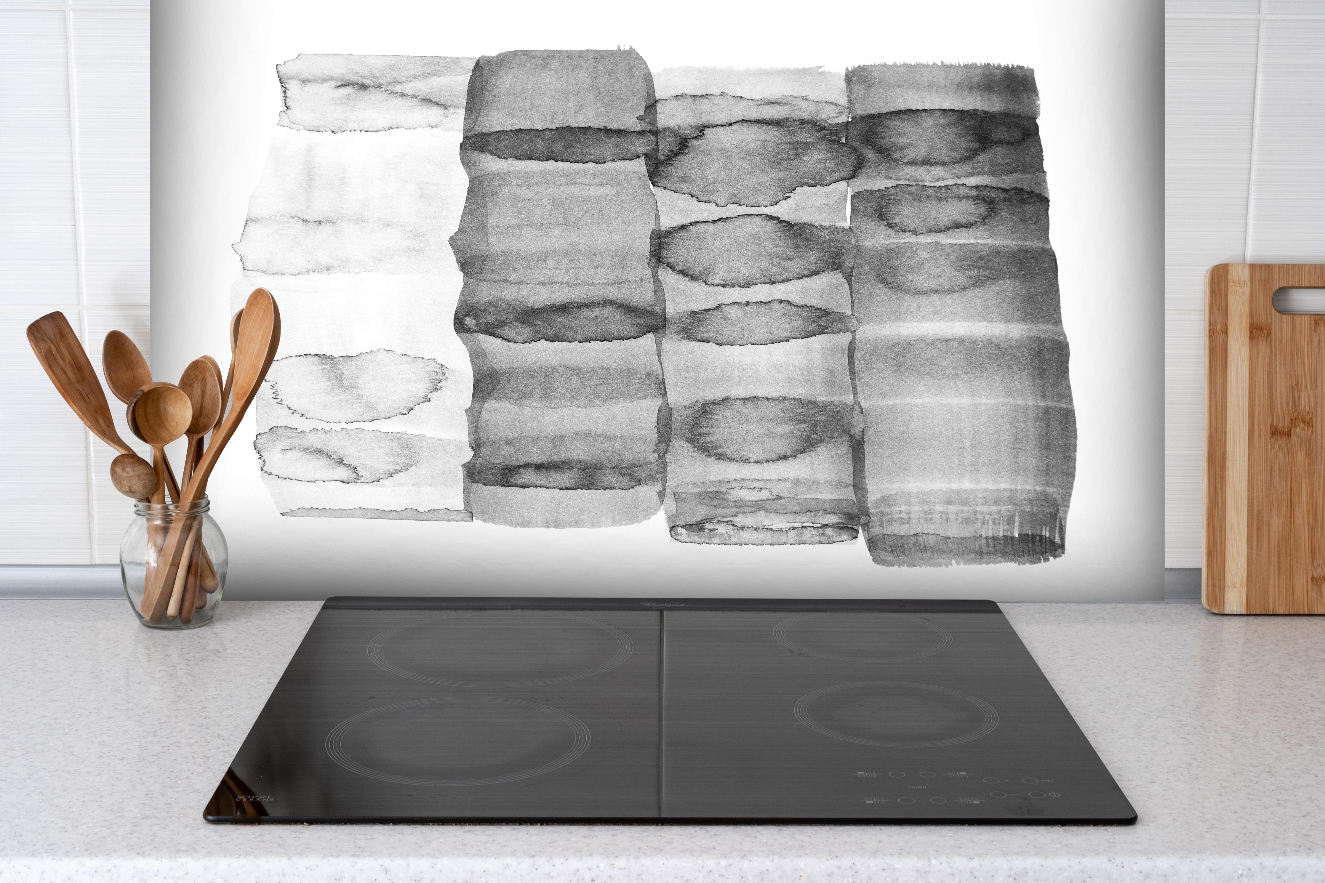 Spritzschutz - Künstlerisches Aquarell Muster in Grautönen hinter einem Cerankochfeld zwischen Holz-Kochutensilien

