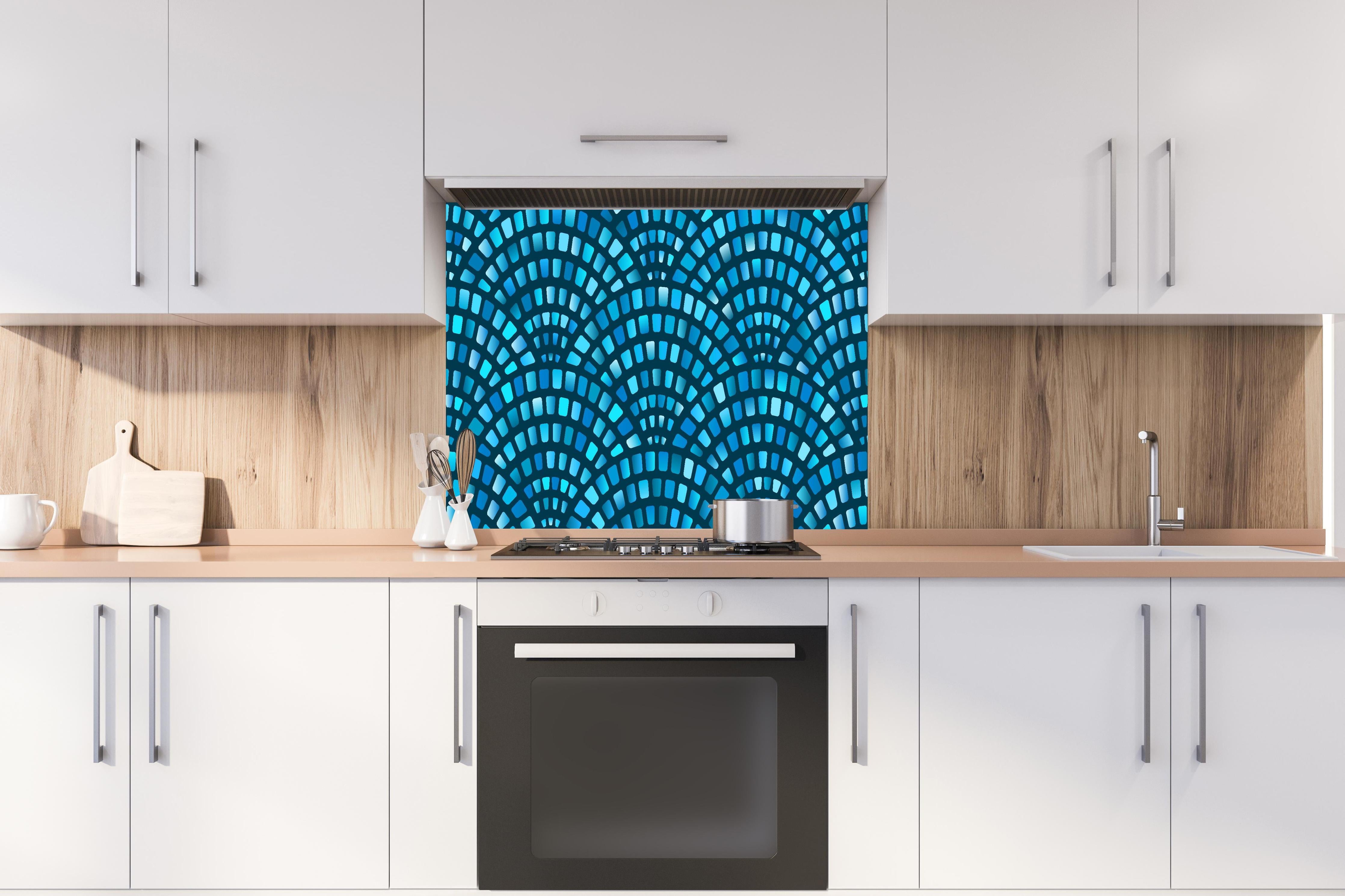 Spritzschutz - Künstliche Steinpflaster hinter einem Cerankochfeld zwischen Holz-Kochutensilien
