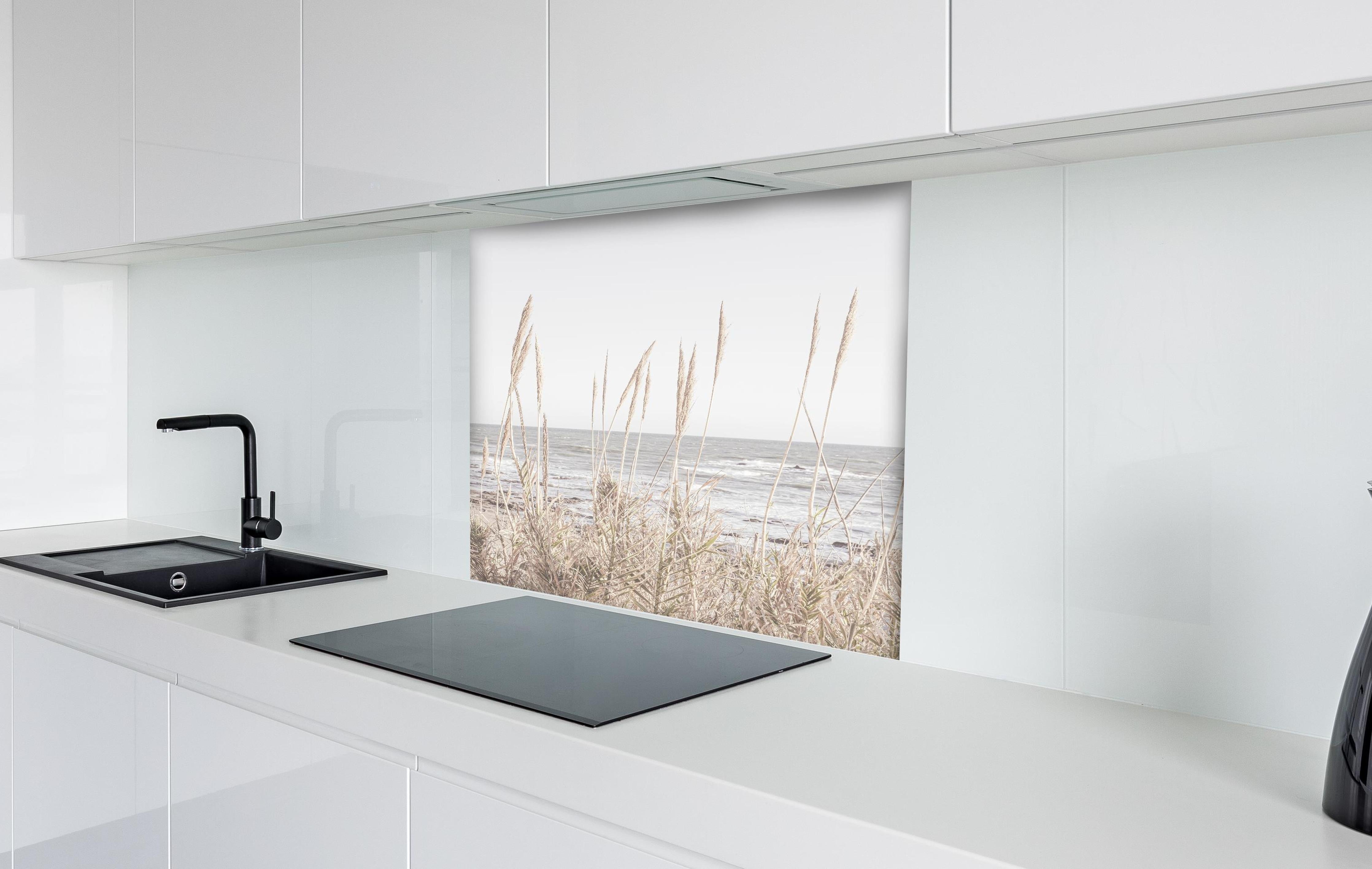 Spritzschutz - Küstenbild - Am Meer hinter einem Cerankochfeld zwischen Holz-Kochutensilien
