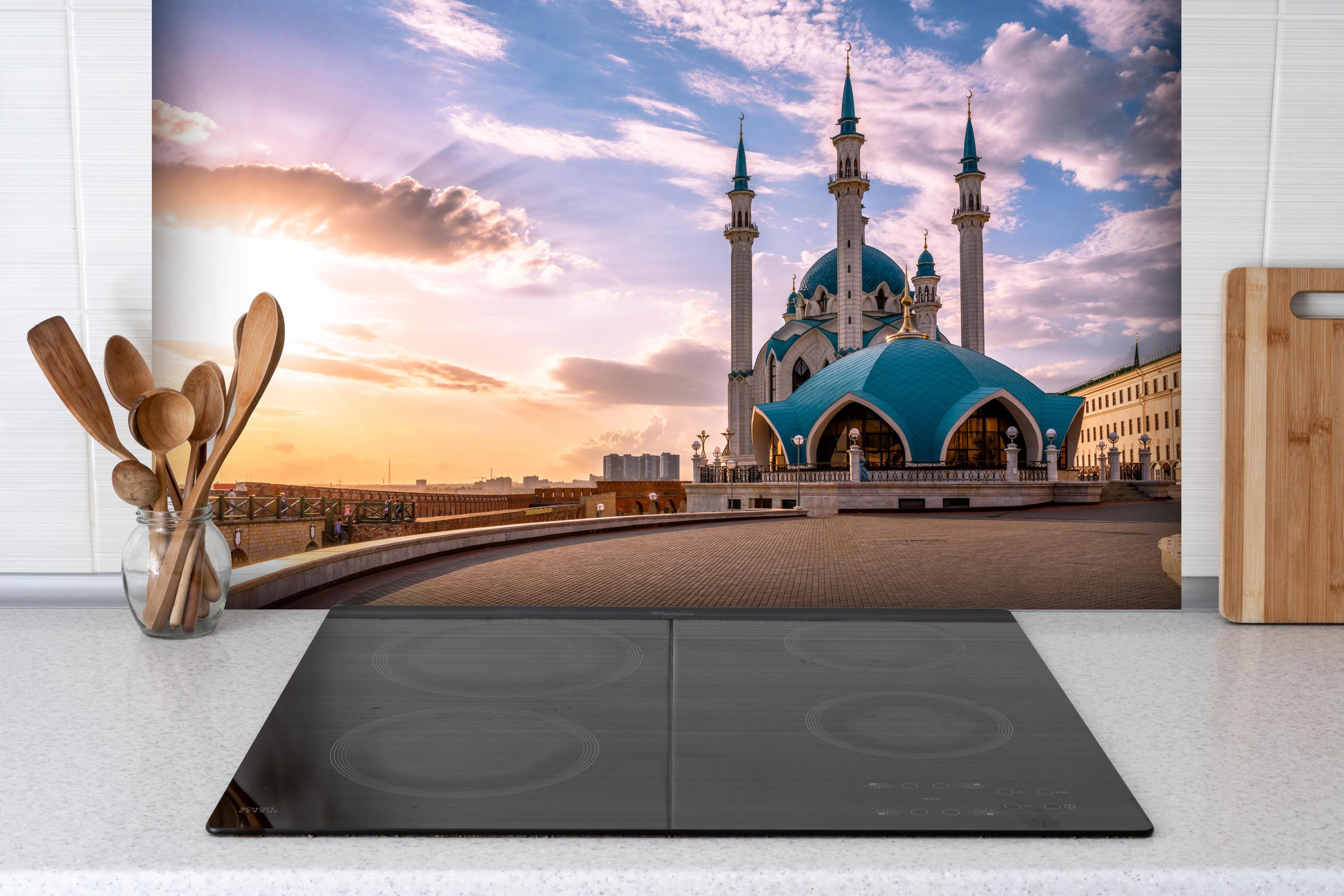 Spritzschutz - Kul-Sharif-Moschee - Russland hinter einem Cerankochfeld zwischen Holz-Kochutensilien
