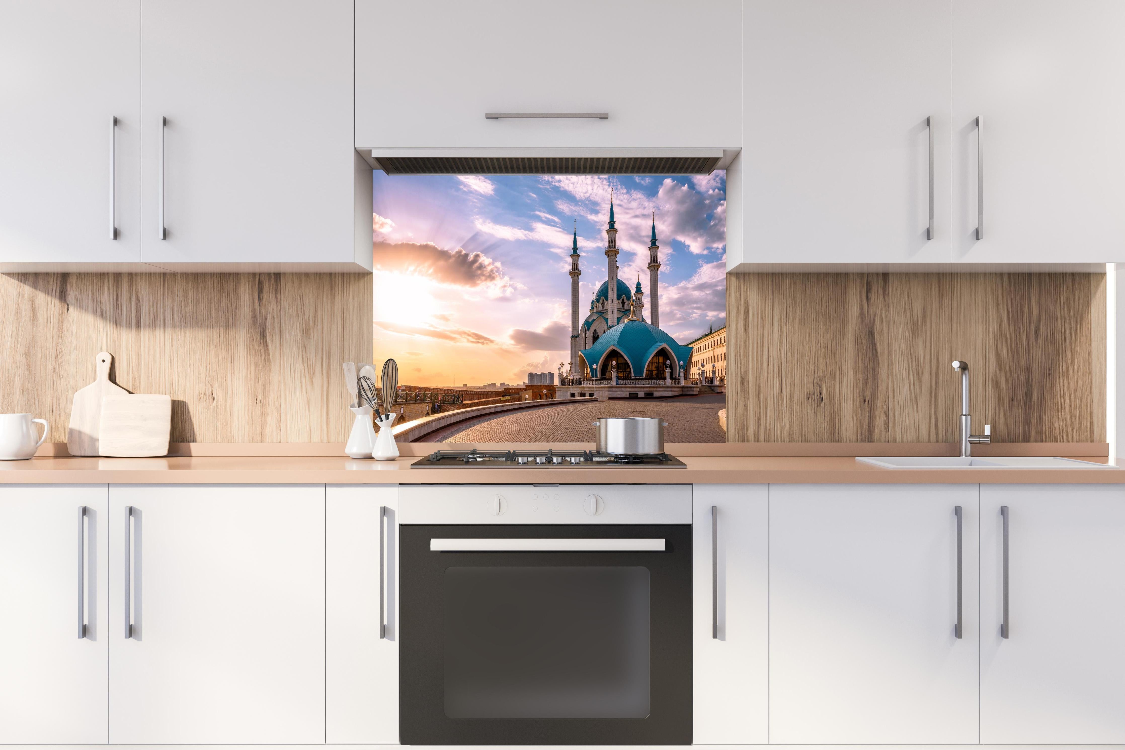 Spritzschutz - Kul-Sharif-Moschee - Russland hinter einem Cerankochfeld zwischen Holz-Kochutensilien
