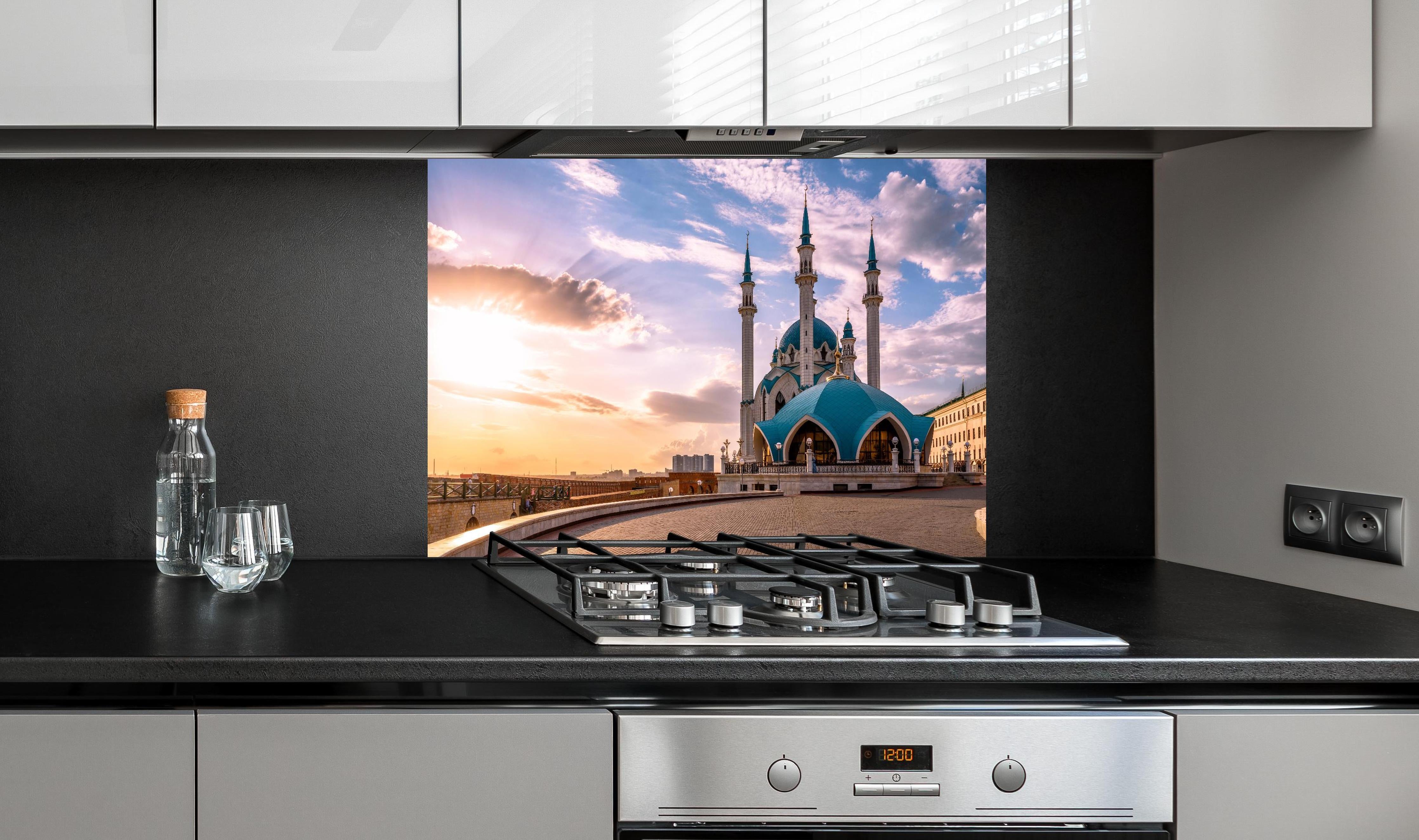 Spritzschutz - Kul-Sharif-Moschee - Russland hinter einem Cerankochfeld zwischen Holz-Kochutensilien
