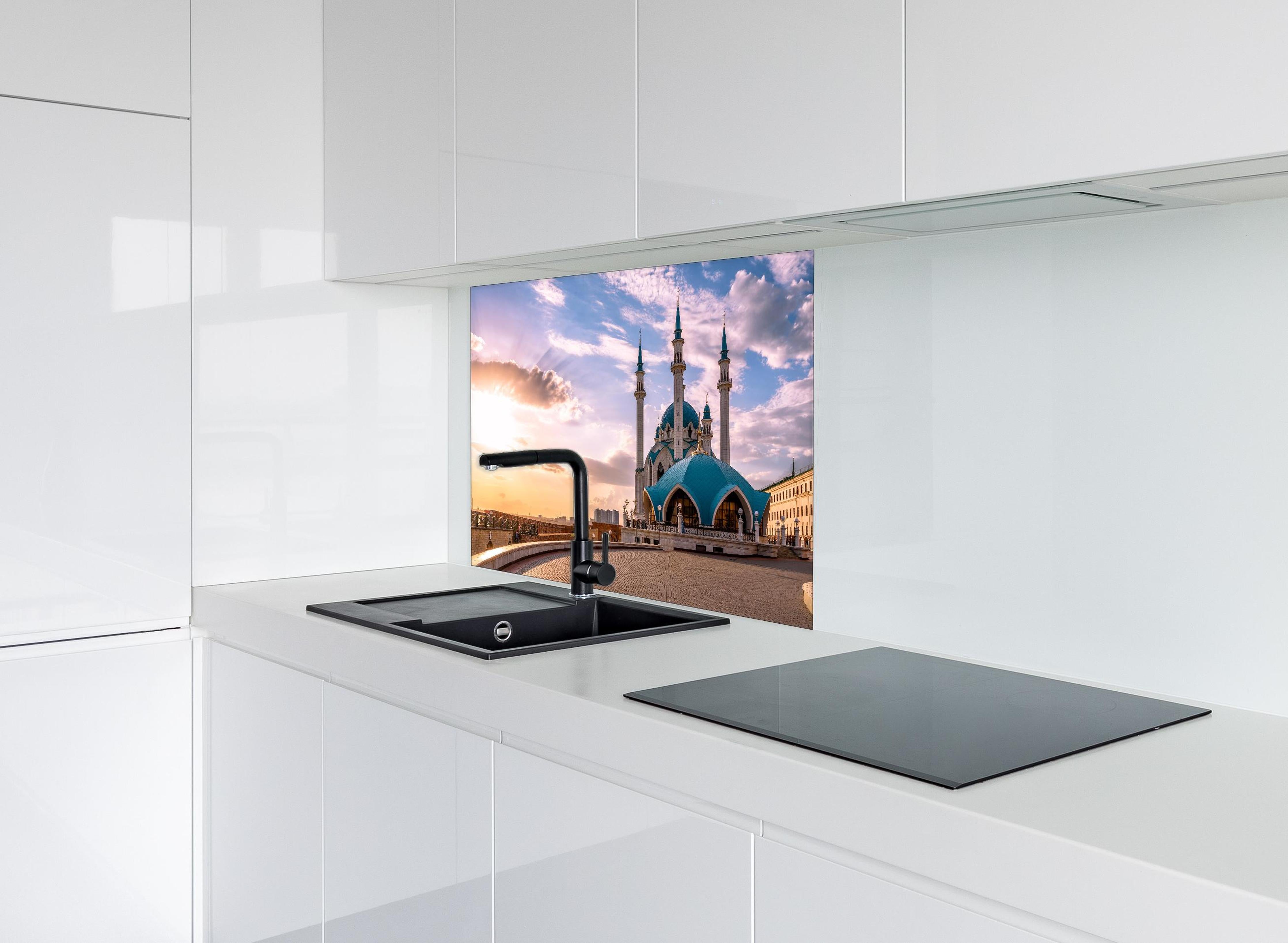 Spritzschutz - Kul-Sharif-Moschee - Russland hinter einem Cerankochfeld zwischen Holz-Kochutensilien
