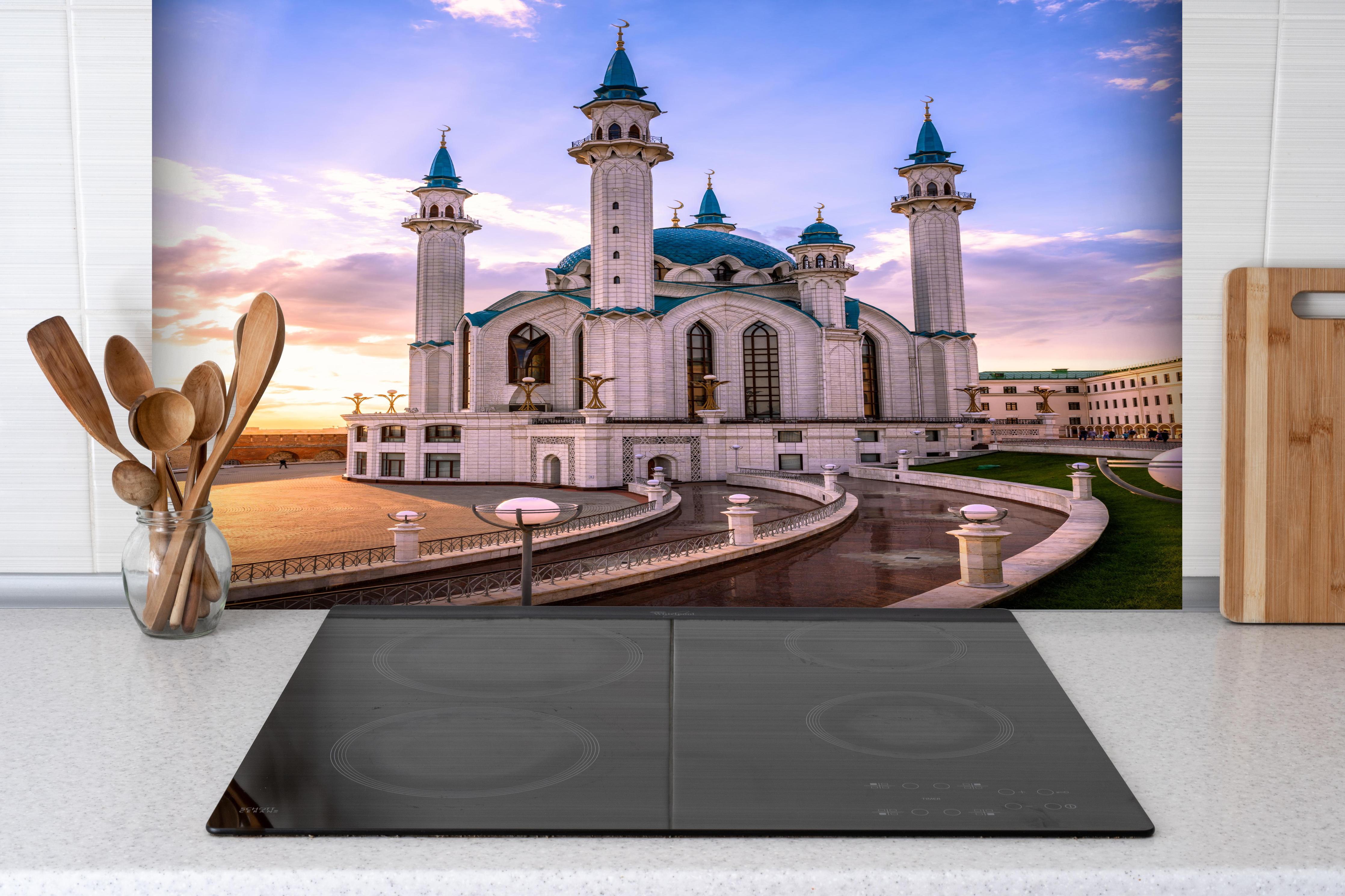 Spritzschutz - Kul Sharif Moschee Kazan Sommerabend hinter einem Cerankochfeld zwischen Holz-Kochutensilien
