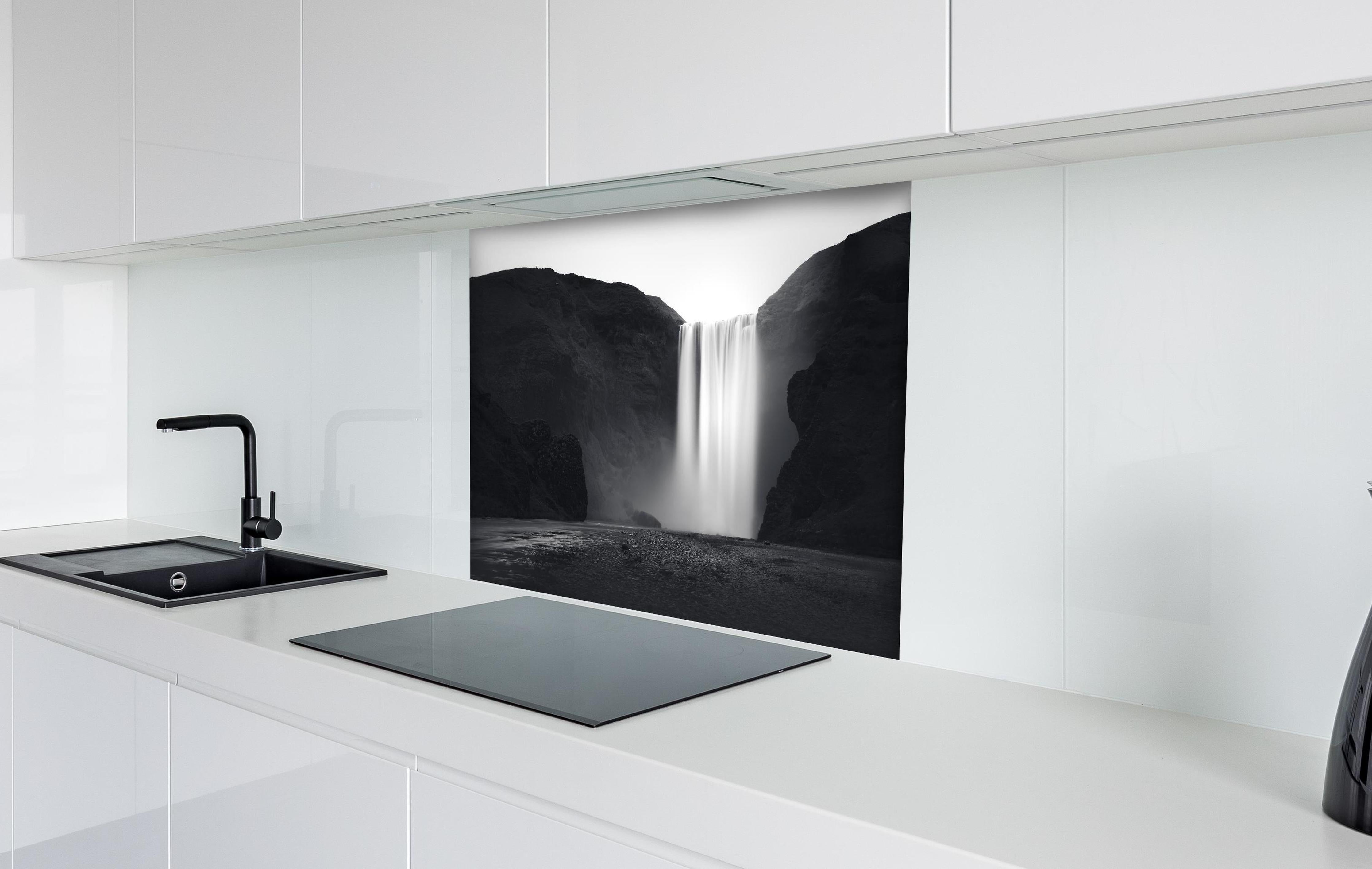 Spritzschutz - Kunstfotografie - Skogafoss Wasserfall, Island hinter einem Cerankochfeld zwischen Holz-Kochutensilien
