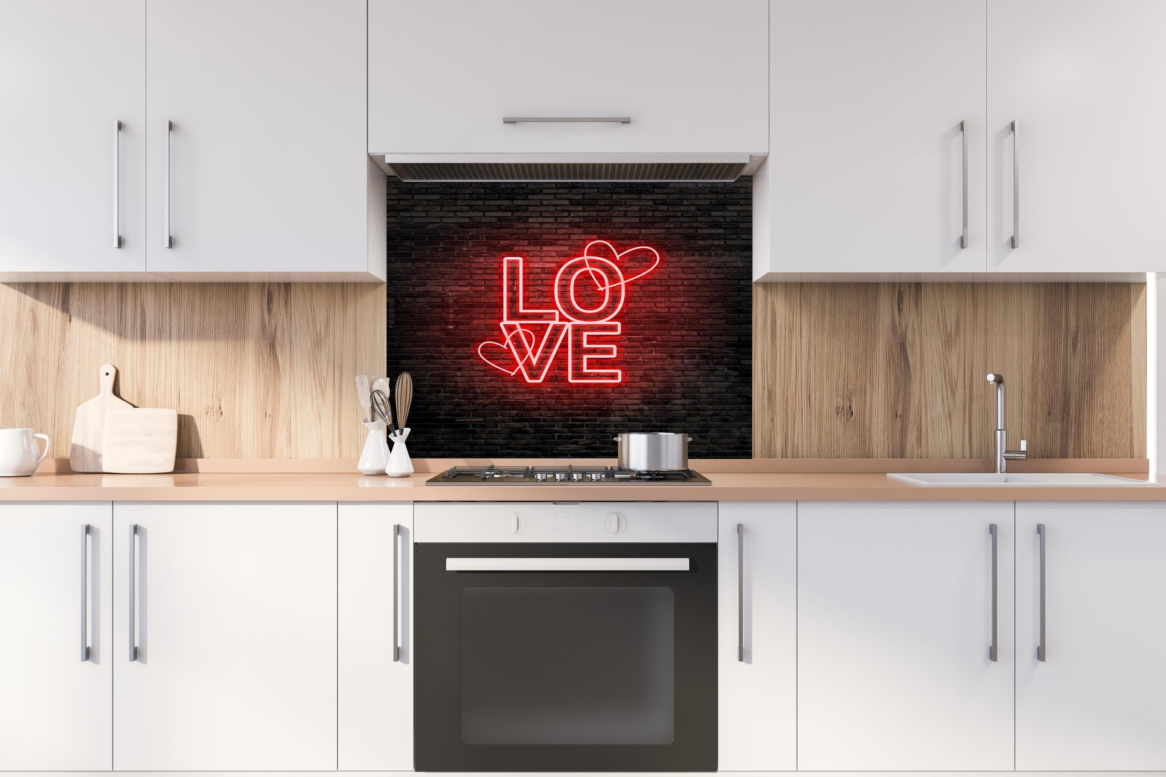 Spritzschutz - LED Love Symbol an Steinmauer hinter einem Cerankochfeld zwischen Holz-Kochutensilien
