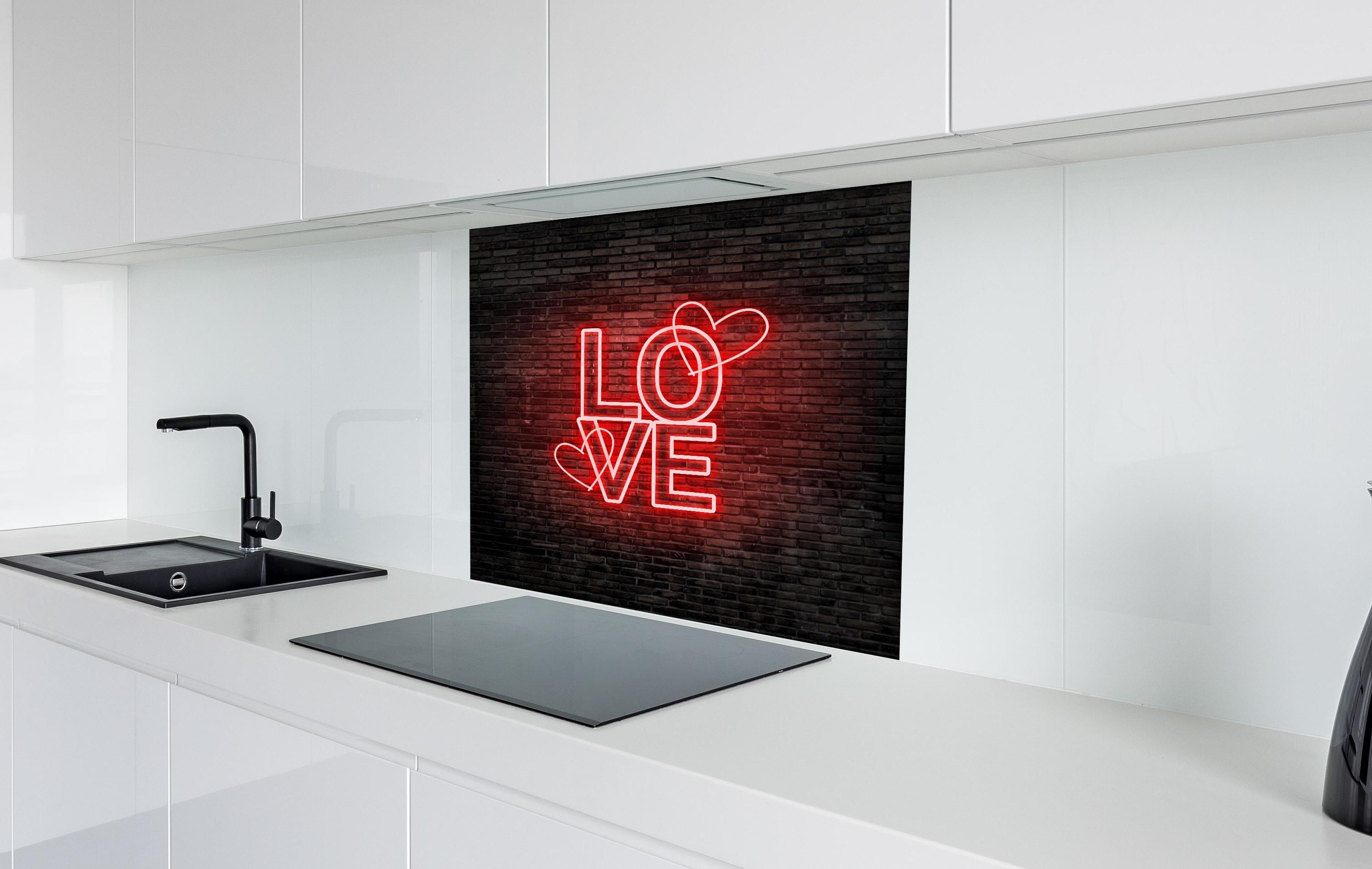 Spritzschutz - LED Love Symbol an Steinmauer hinter einem Cerankochfeld zwischen Holz-Kochutensilien
