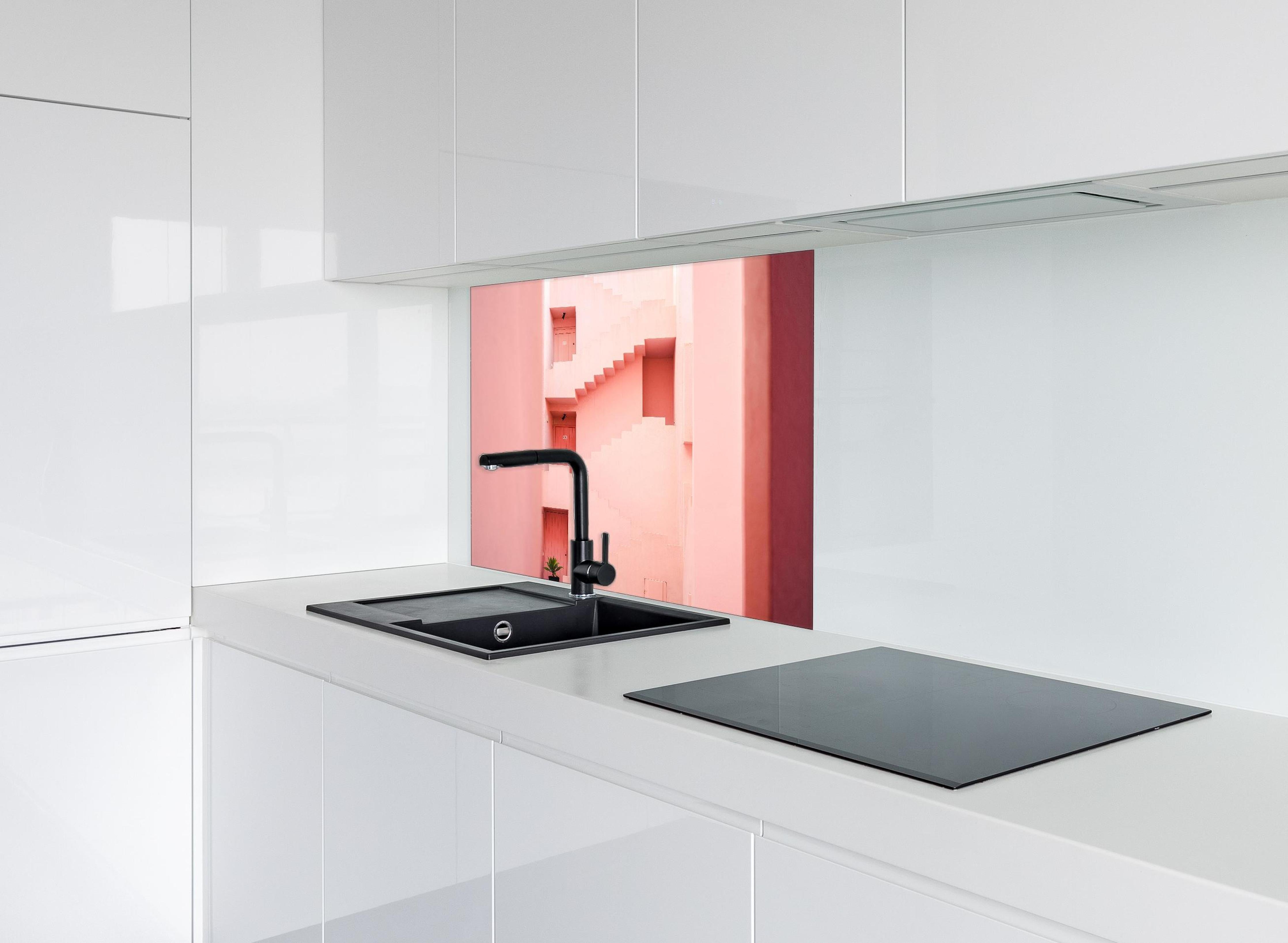 Spritzschutz - La Muralla Roja in Pink, Spanisches Design hinter einem Cerankochfeld zwischen Holz-Kochutensilien
