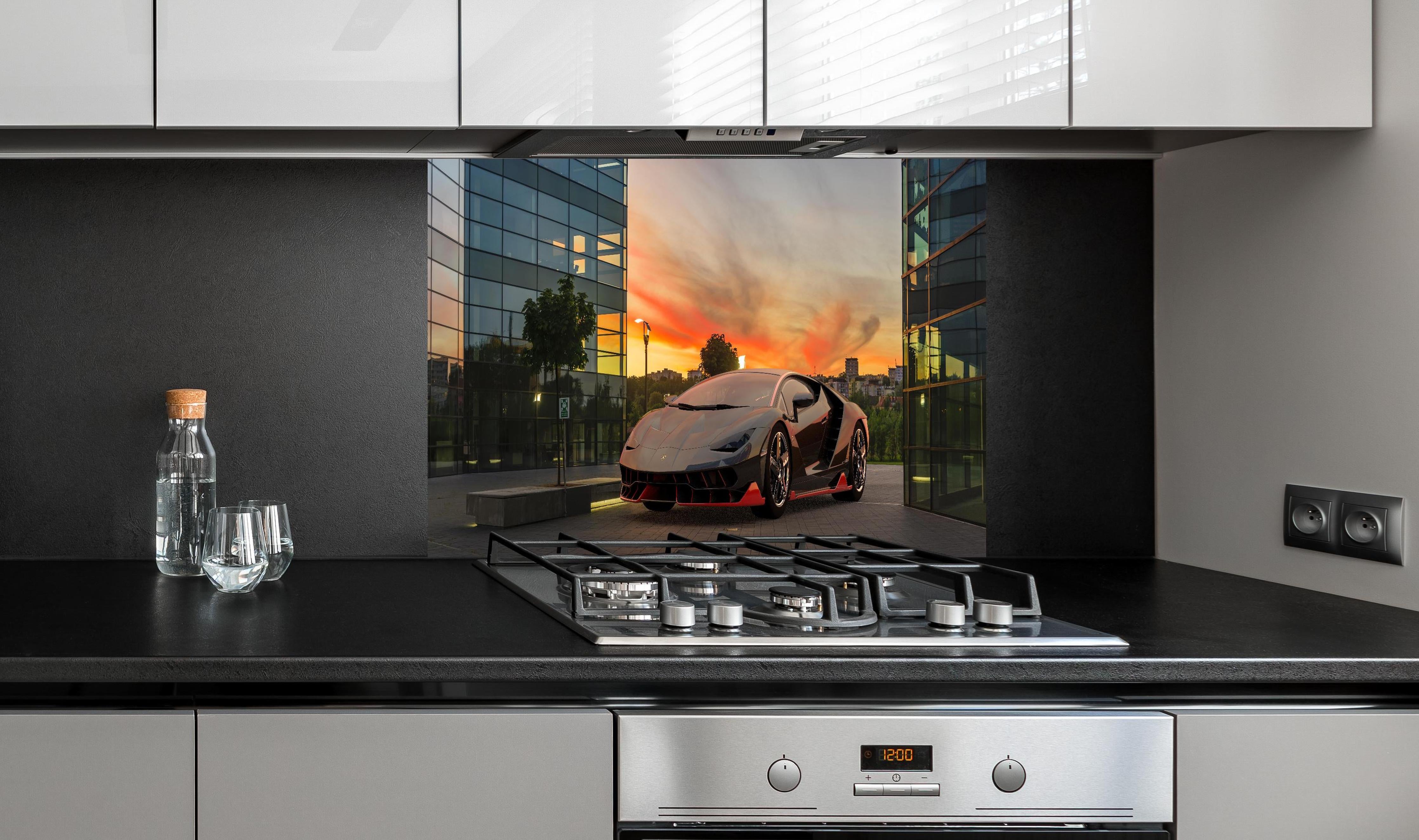 Spritzschutz - Lamborghini Centenario bei Sonnenuntergang hinter einem Cerankochfeld zwischen Holz-Kochutensilien
