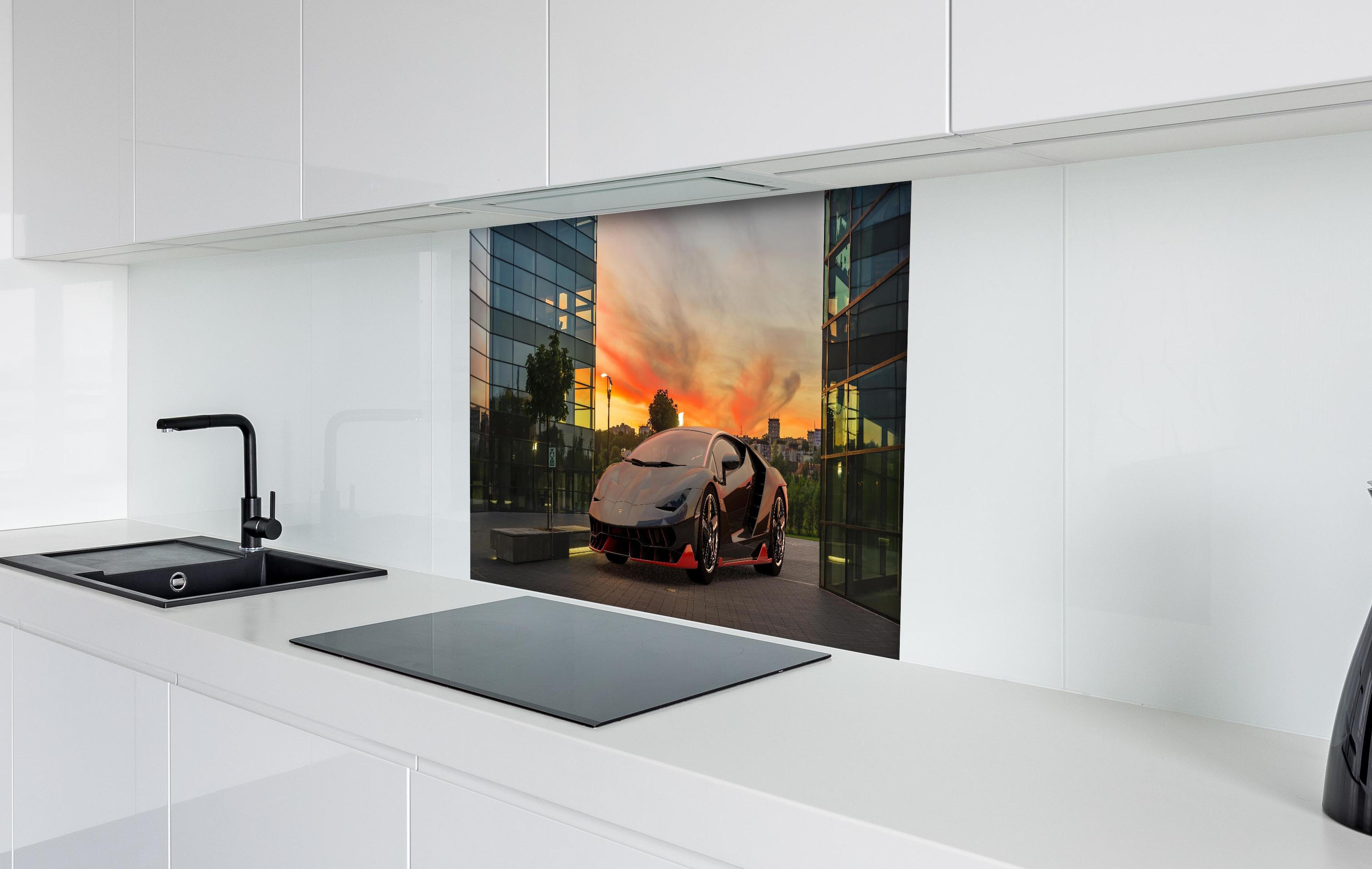 Spritzschutz - Lamborghini Centenario bei Sonnenuntergang hinter einem Cerankochfeld zwischen Holz-Kochutensilien
