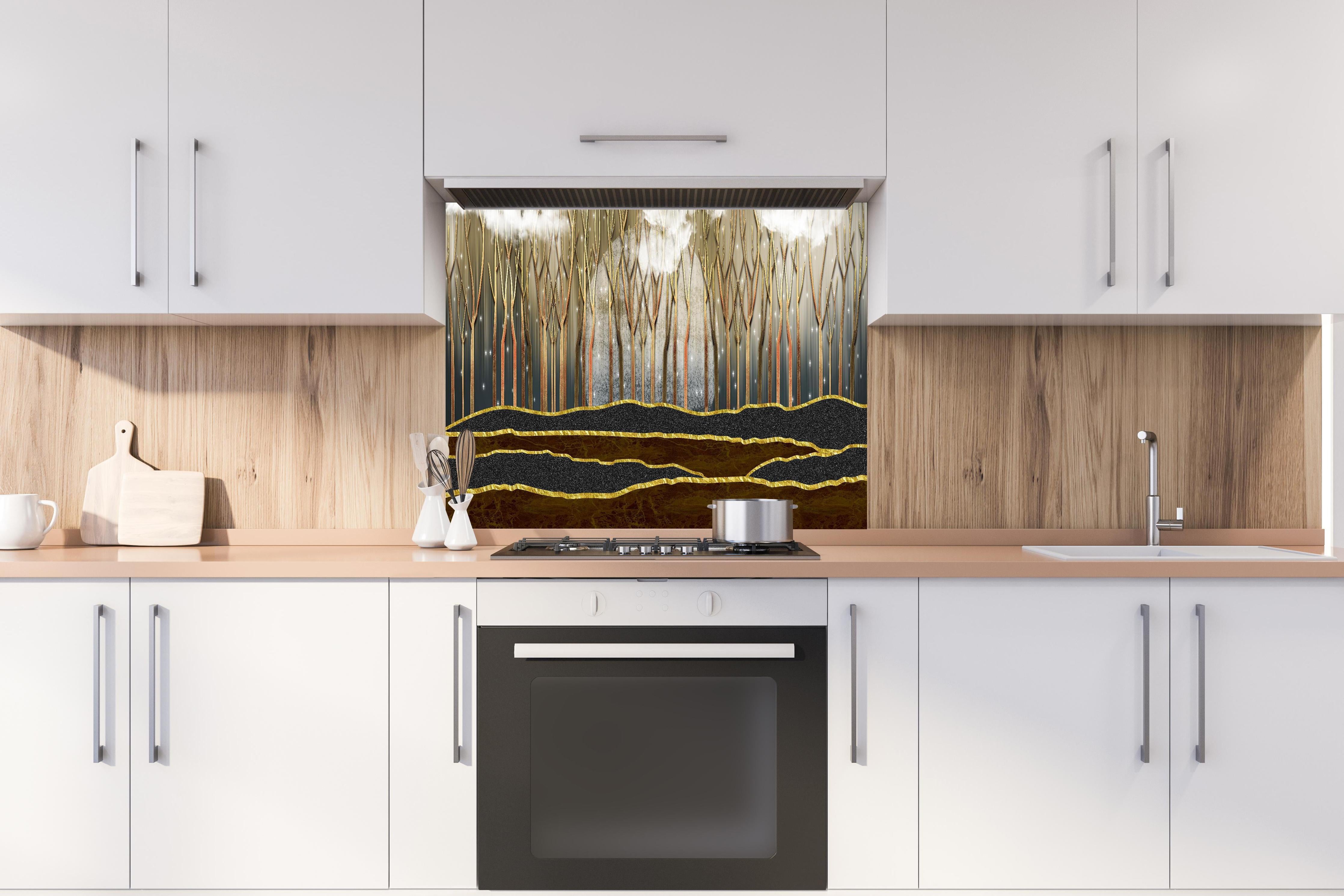 Spritzschutz - Landschafts Kunst- goldene Bäume hinter einem Cerankochfeld zwischen Holz-Kochutensilien
