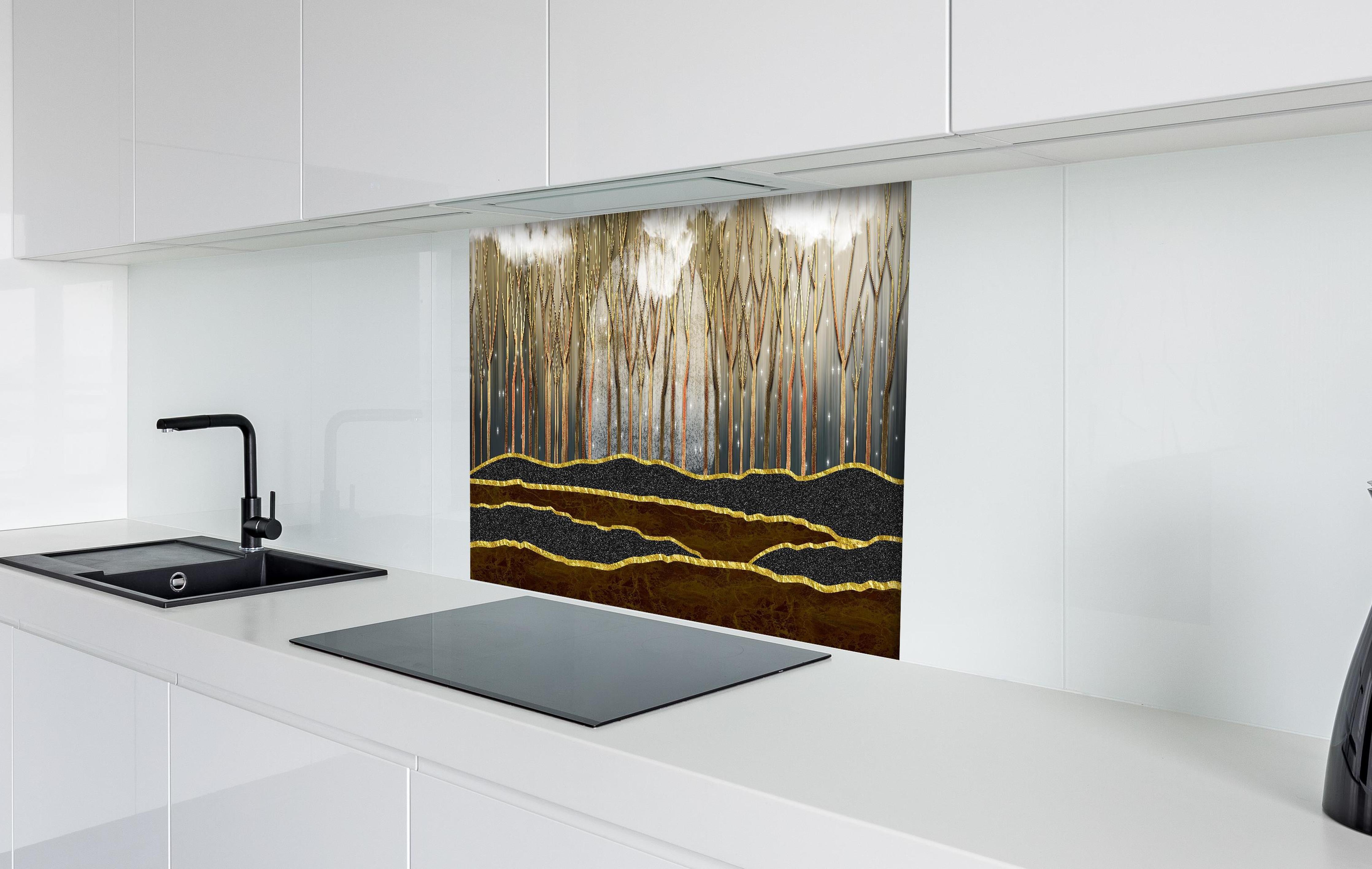 Spritzschutz - Landschafts Kunst- goldene Bäume hinter einem Cerankochfeld zwischen Holz-Kochutensilien
