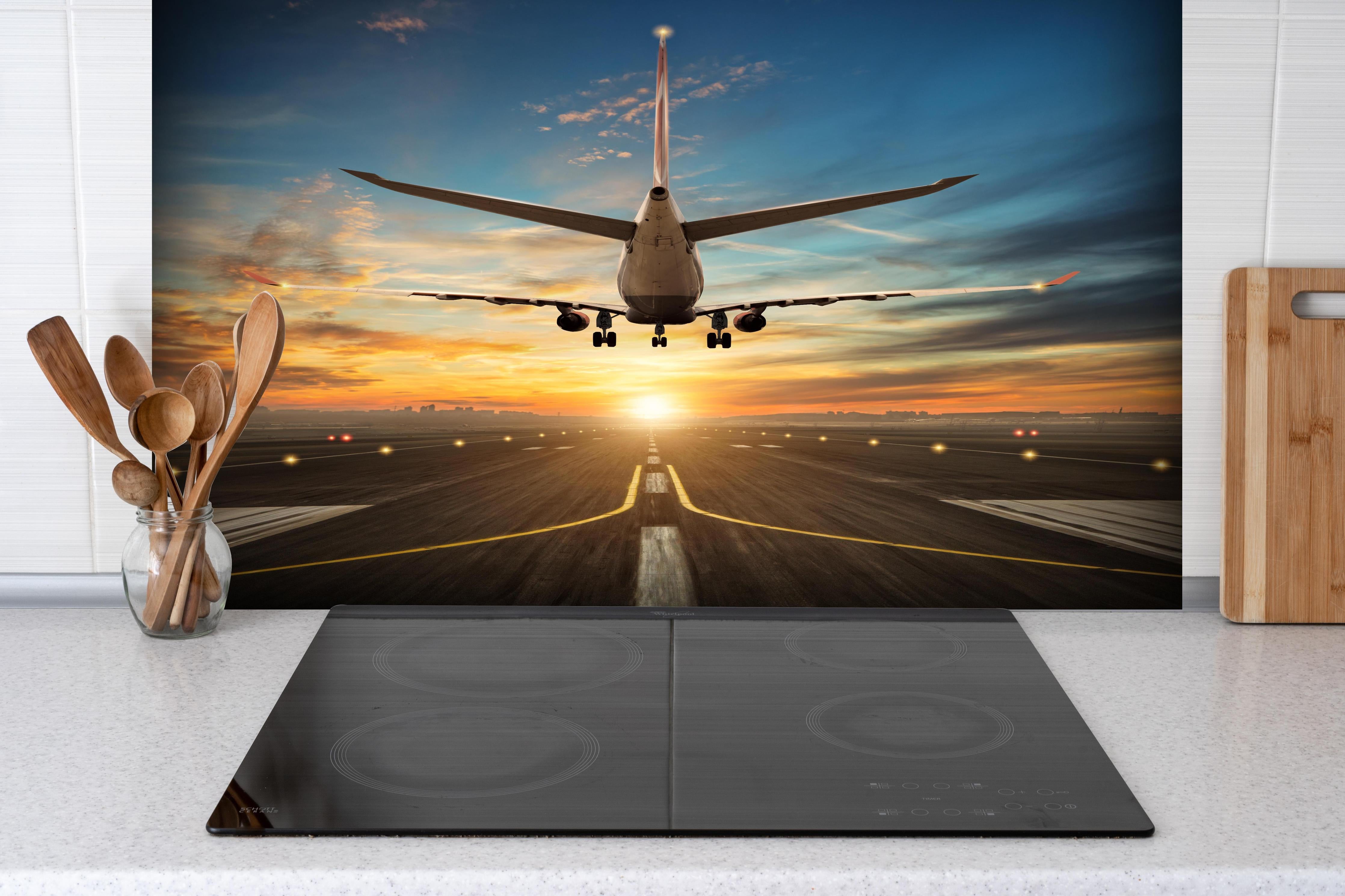 Spritzschutz - Landung bei wunderschönem Sonnenuntergang hinter einem Cerankochfeld zwischen Holz-Kochutensilien
