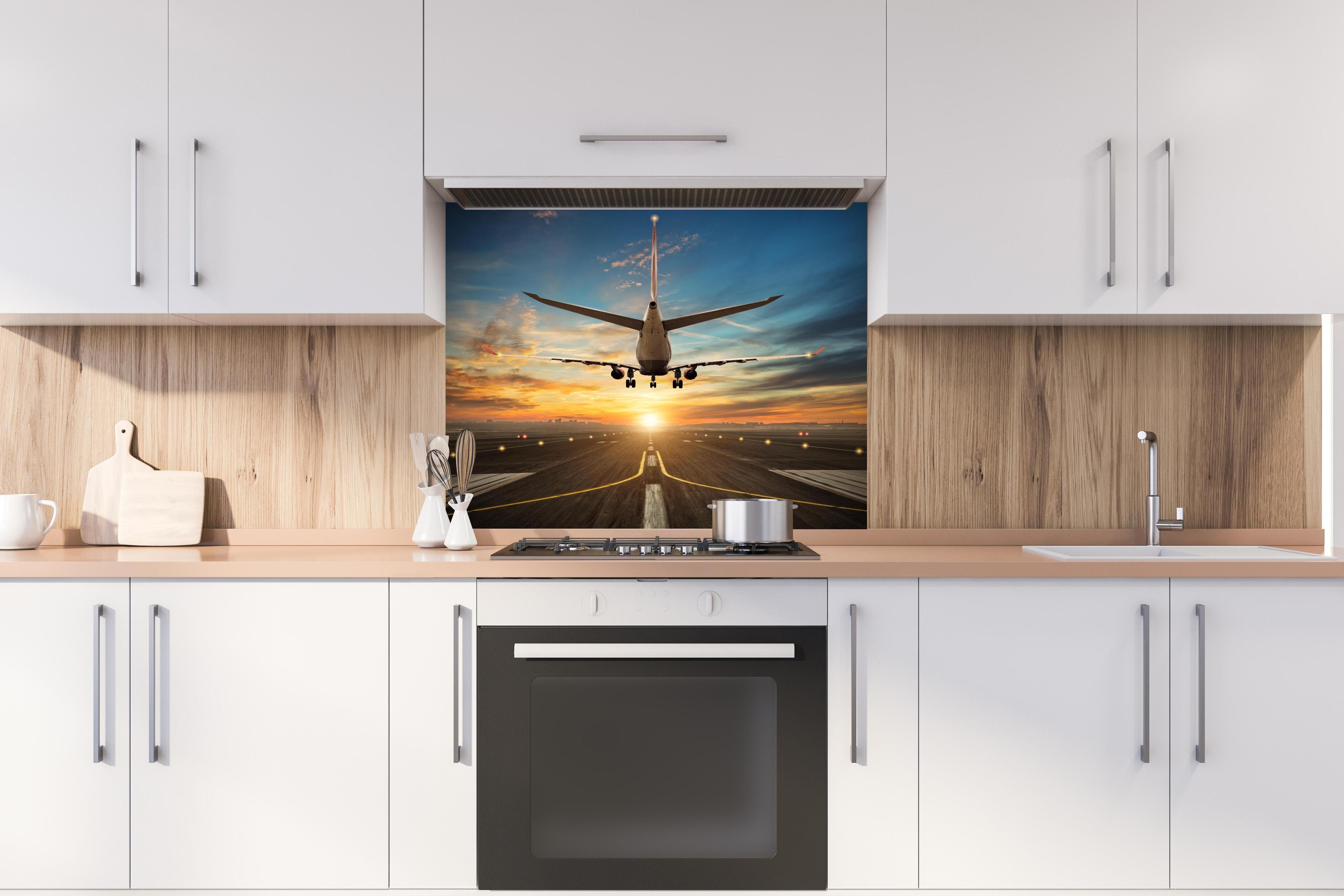 Spritzschutz - Landung bei wunderschönem Sonnenuntergang hinter einem Cerankochfeld zwischen Holz-Kochutensilien
