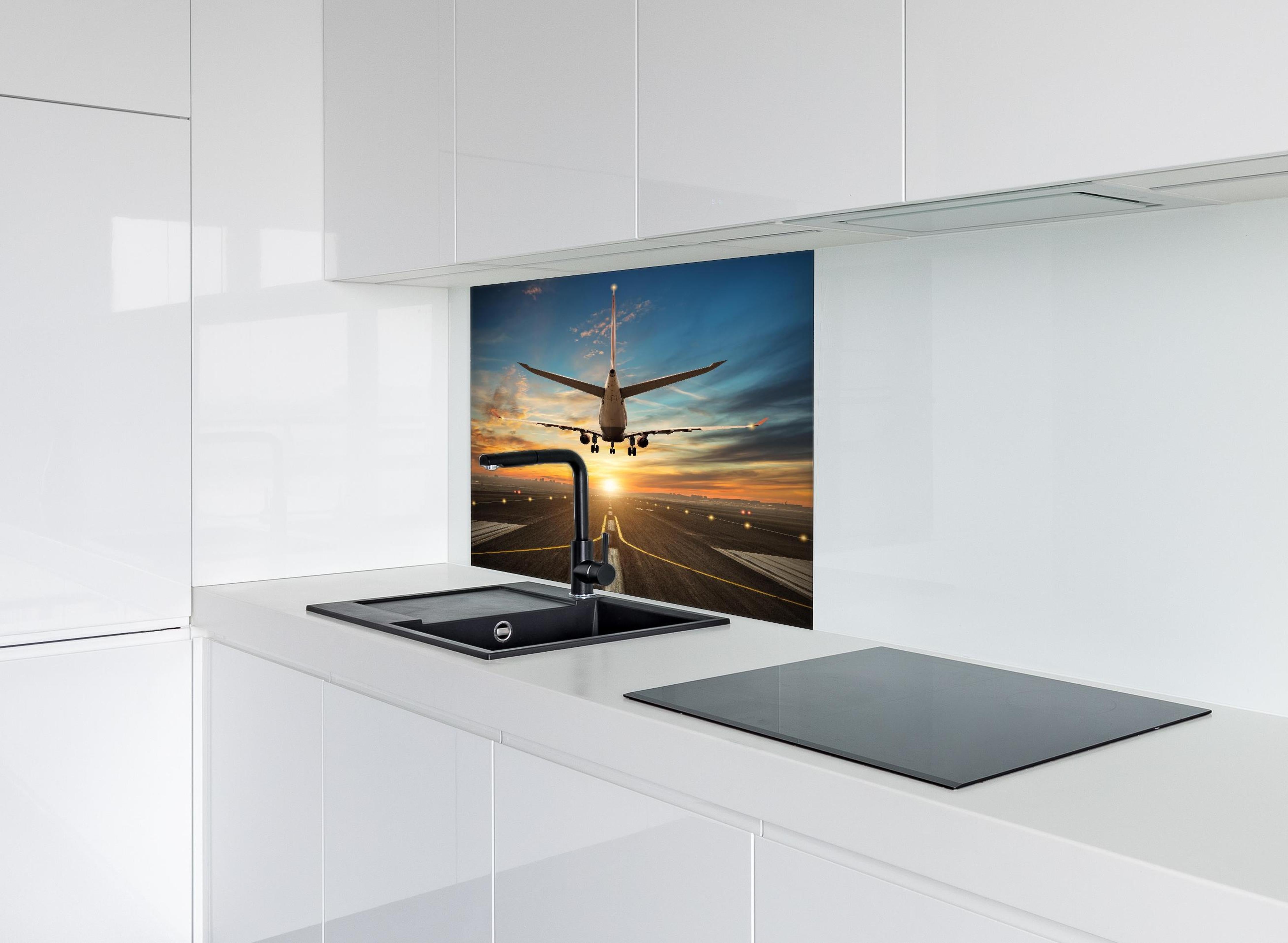 Spritzschutz - Landung bei wunderschönem Sonnenuntergang hinter einem Cerankochfeld zwischen Holz-Kochutensilien
