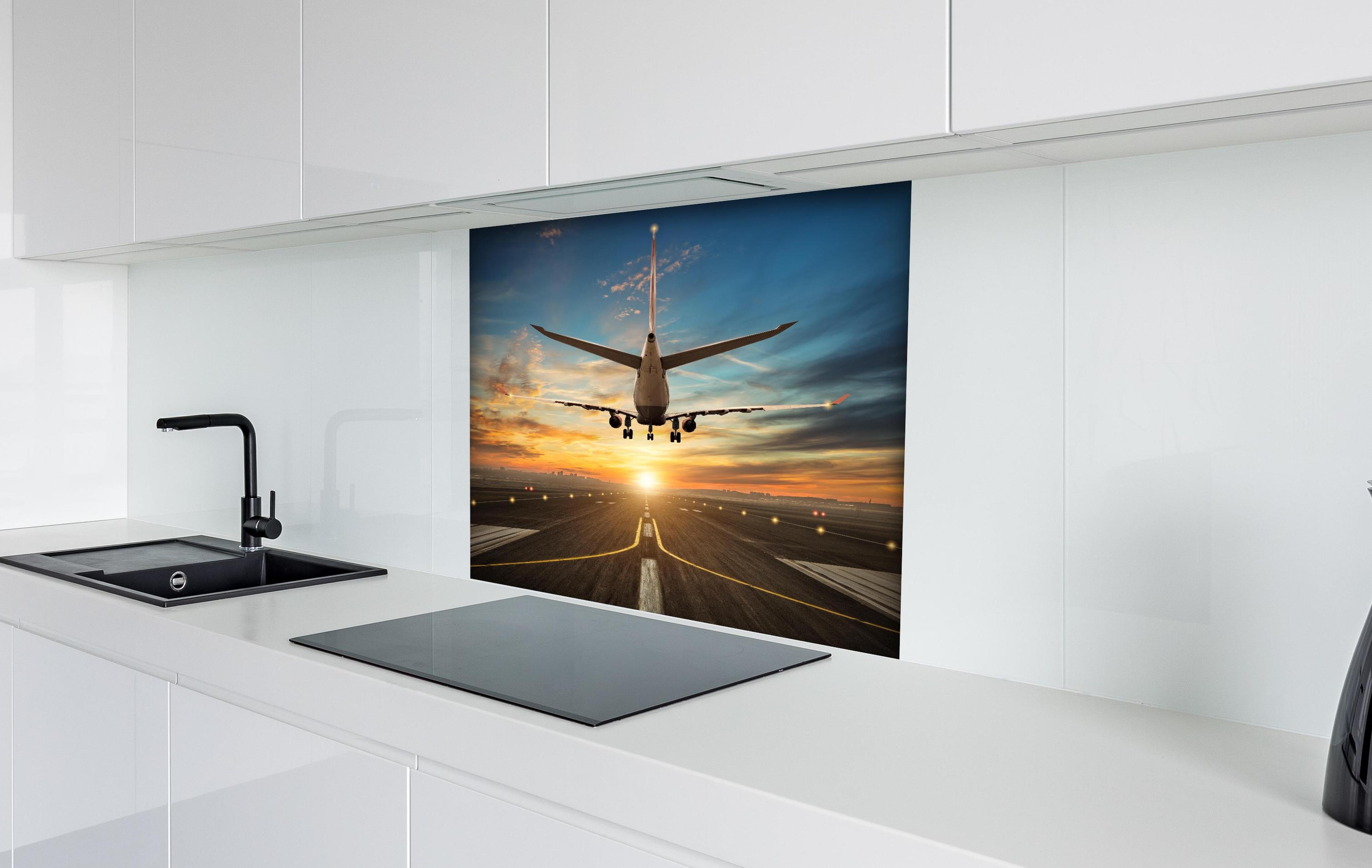 Spritzschutz - Landung bei wunderschönem Sonnenuntergang hinter einem Cerankochfeld zwischen Holz-Kochutensilien
