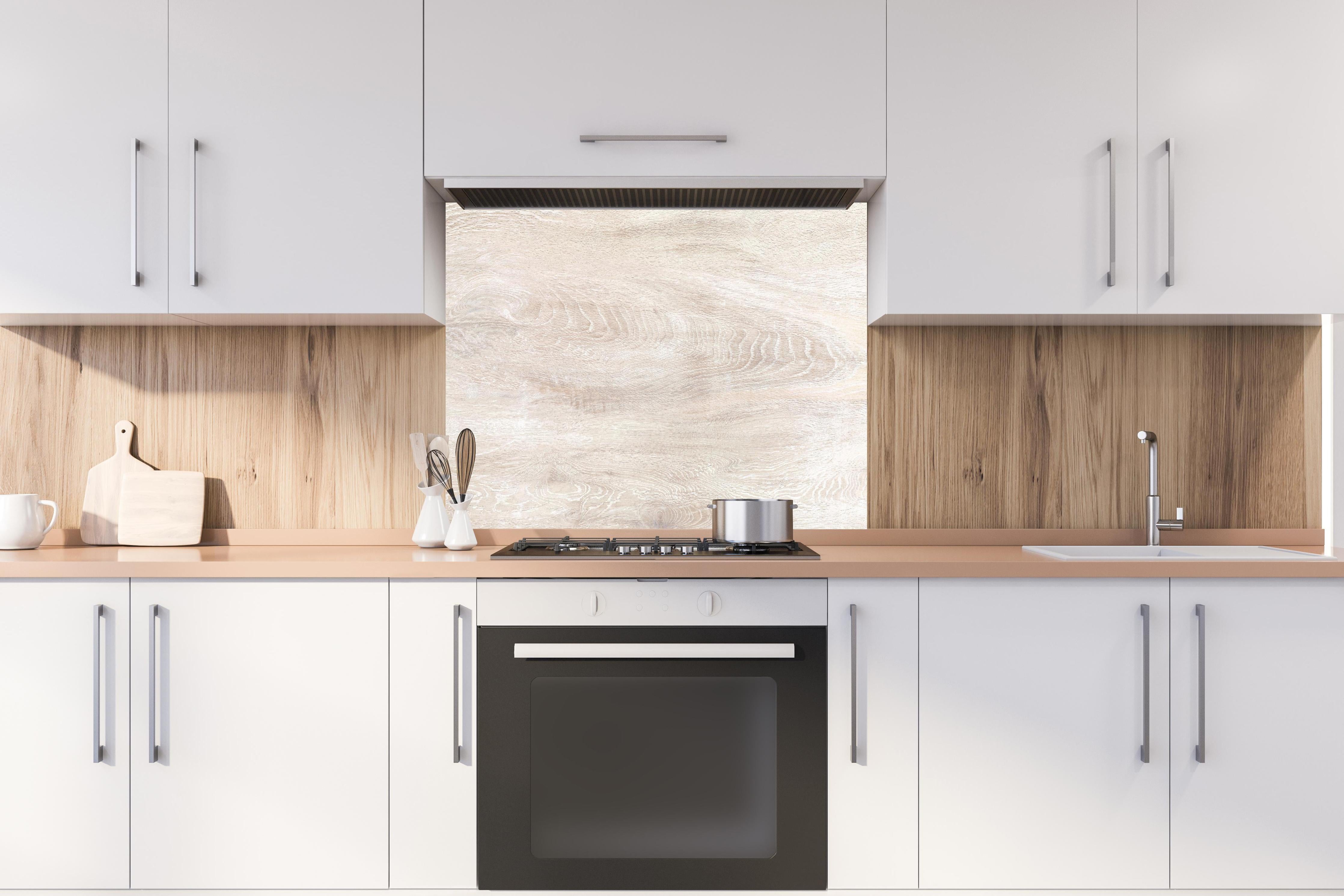 Spritzschutz - Lange beige Holzplatte hinter einem Cerankochfeld zwischen Holz-Kochutensilien
