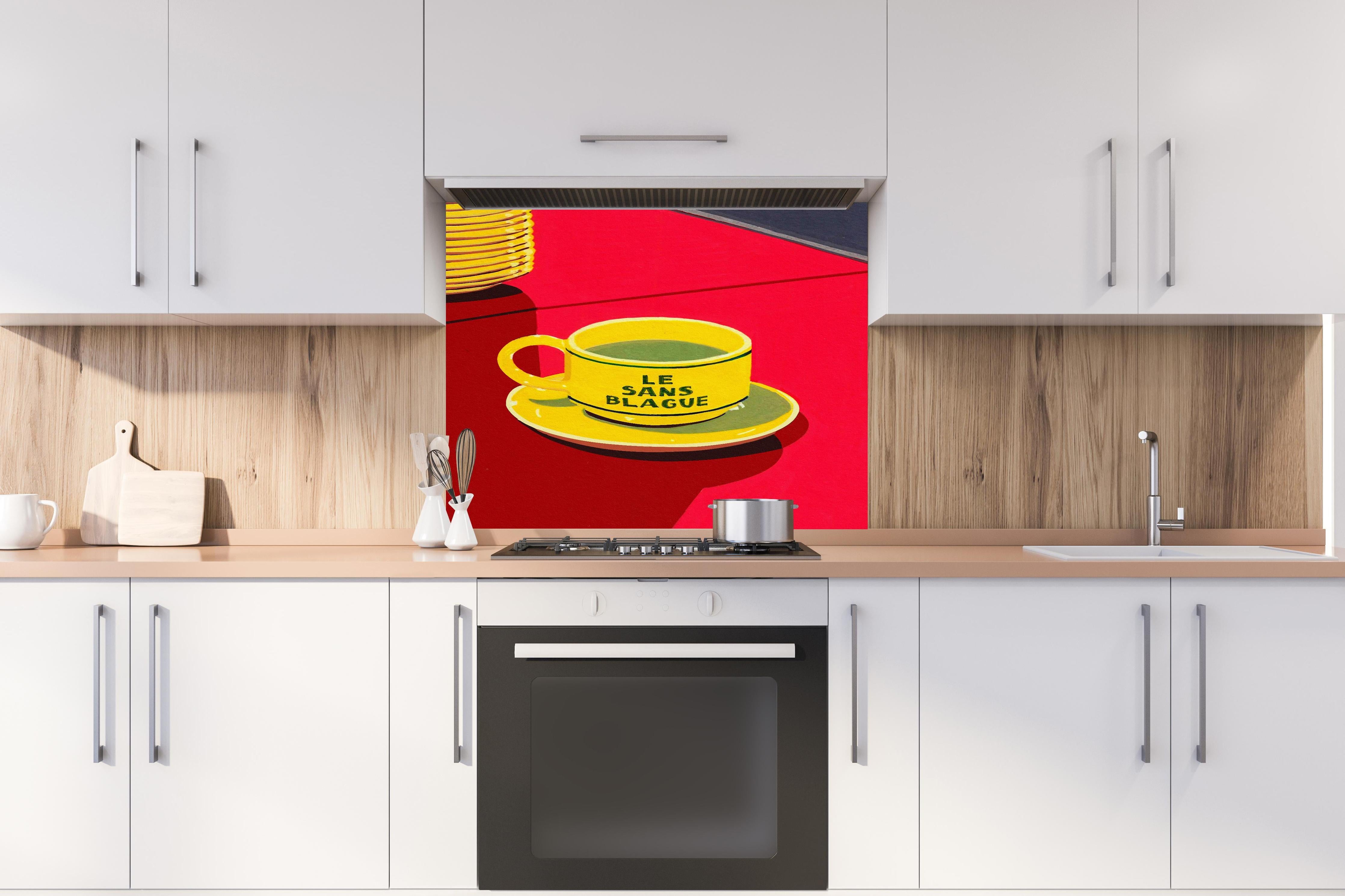 Spritzschutz - Le Sans Blague hinter einem Cerankochfeld zwischen Holz-Kochutensilien
