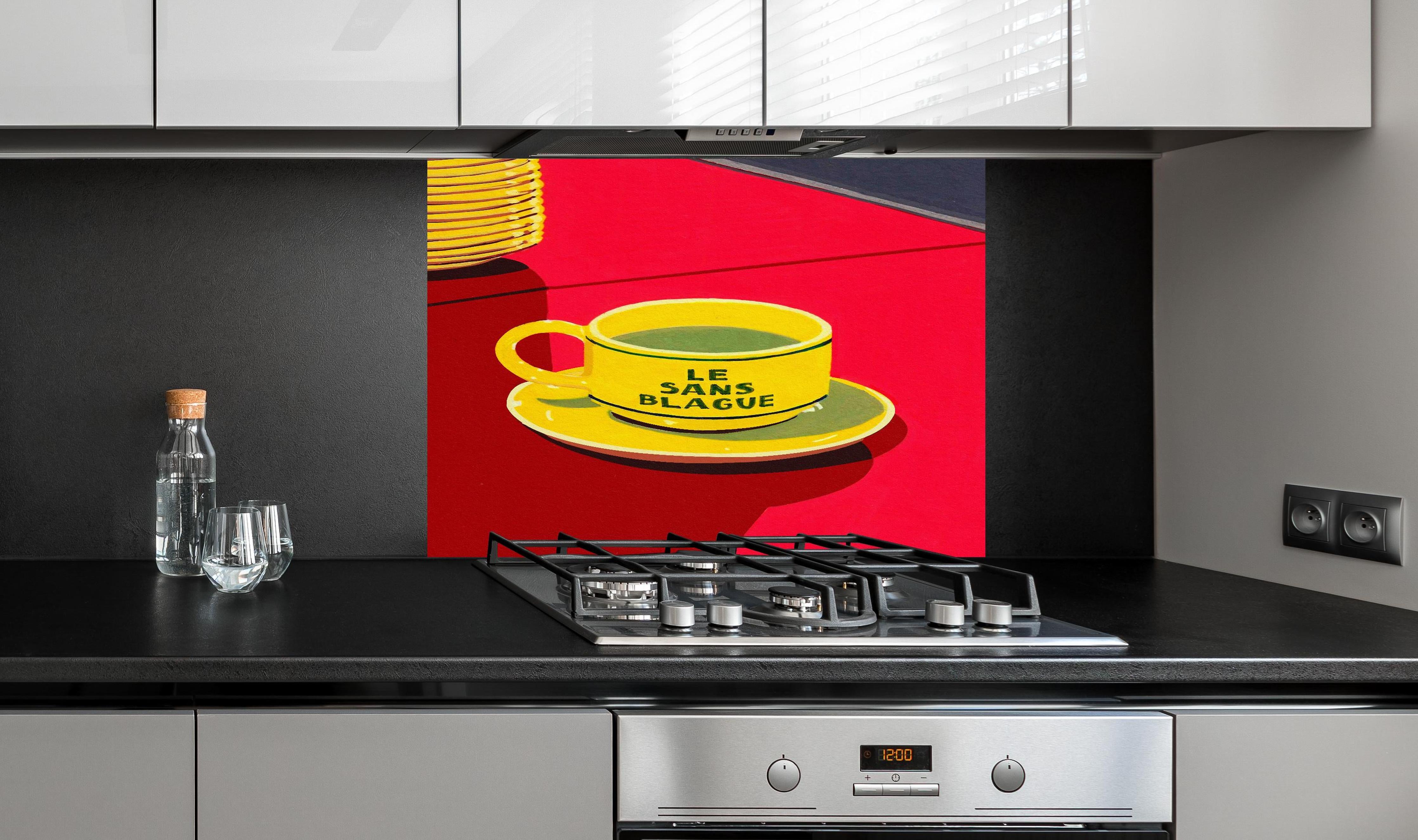 Spritzschutz - Le Sans Blague hinter einem Cerankochfeld zwischen Holz-Kochutensilien
