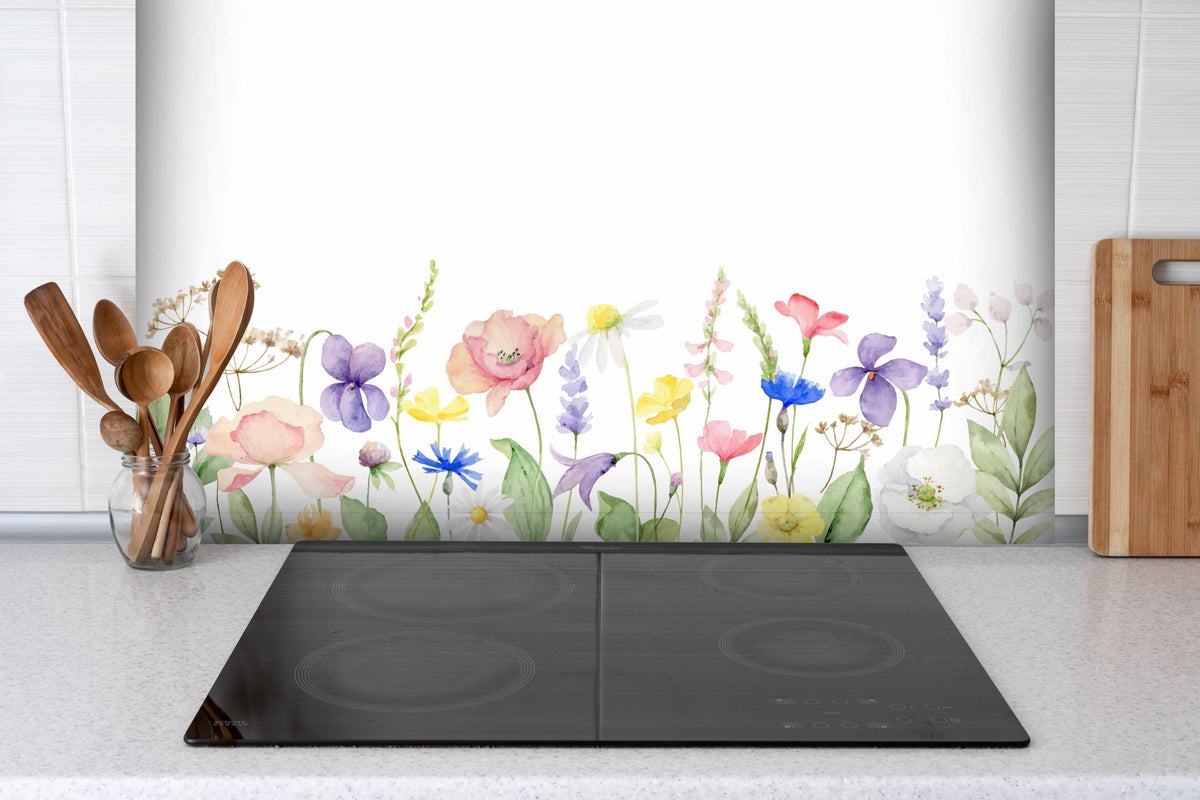 Spritzschutz - Lebhafte Blumen und Pflanzen Aquarellmalerei hinter einem Cerankochfeld zwischen Holz-Kochutensilien
