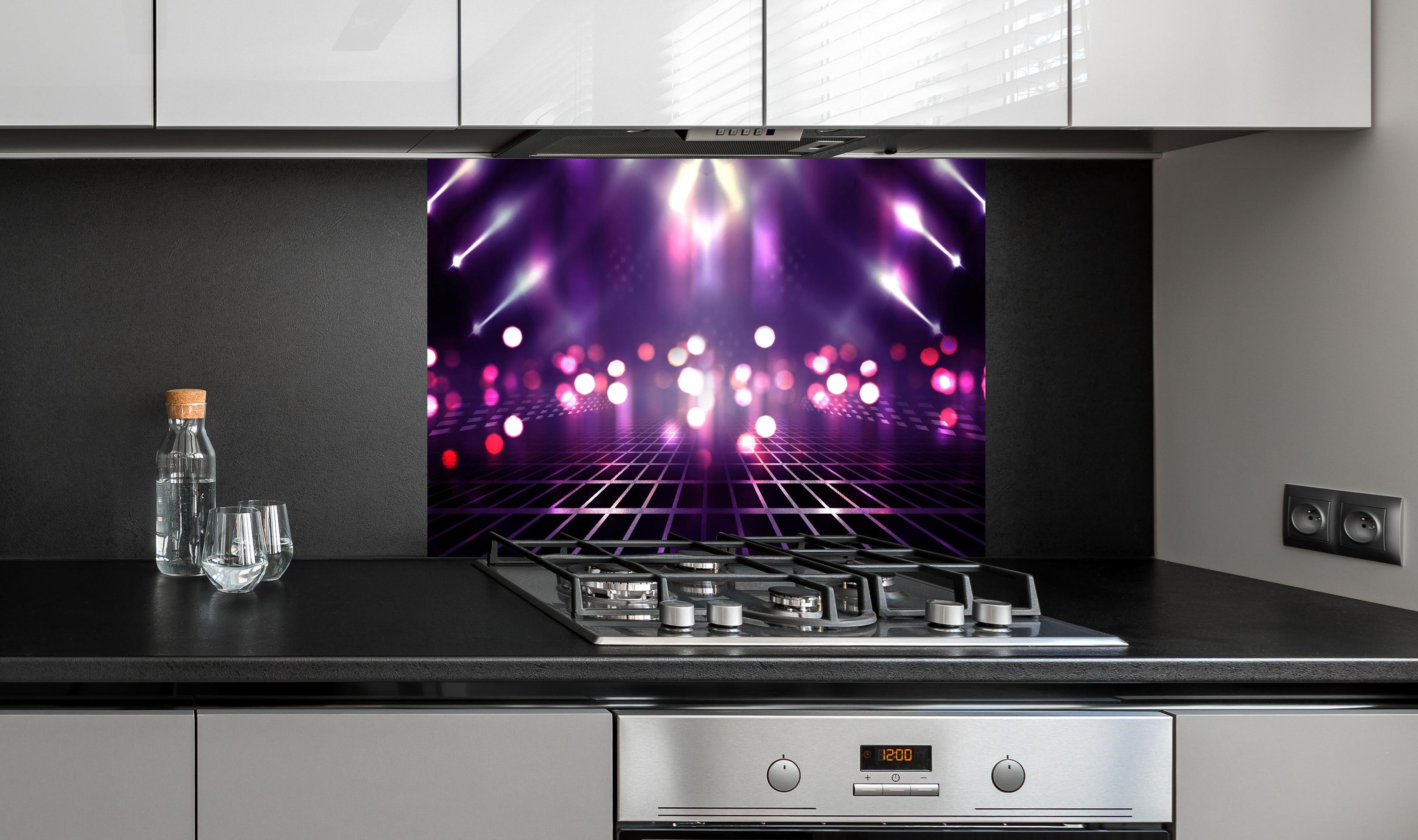 Spritzschutz - Leere Hintergrundszene. Ultraviolettes Licht hinter einem Cerankochfeld zwischen Holz-Kochutensilien
